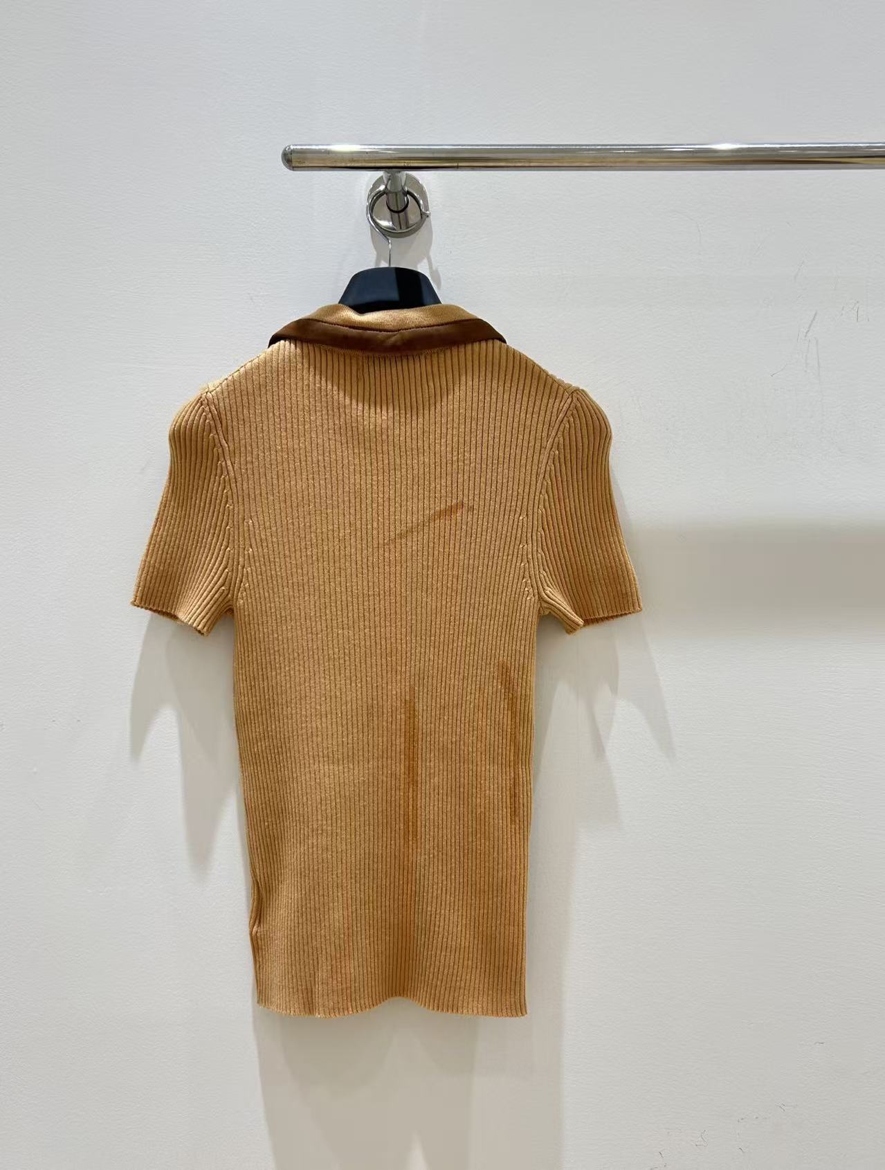 Suede-paneled lapel knit short-sleeved top