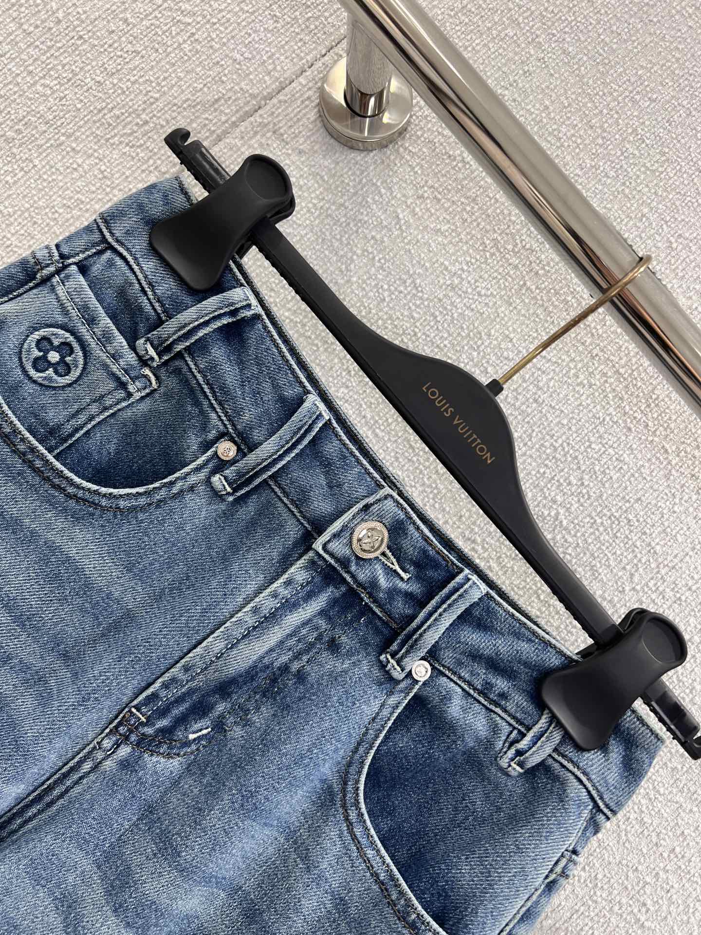 26NEW Pocket Embossed Denim Trousers