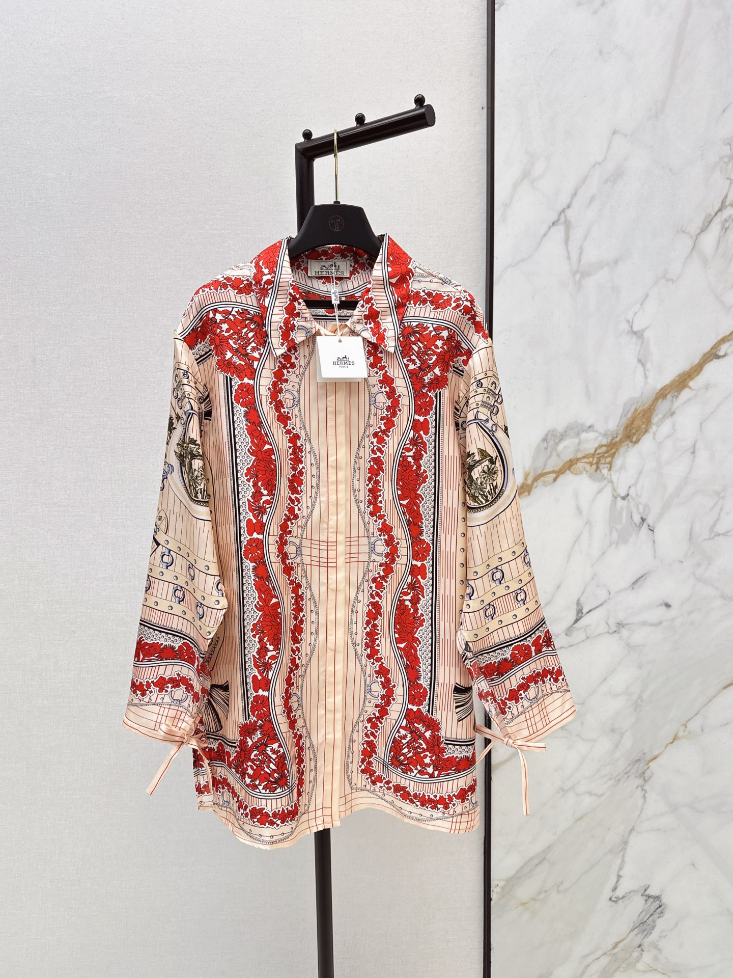 Silk scarf with scroll-shaped pattern and printed silk clothing set