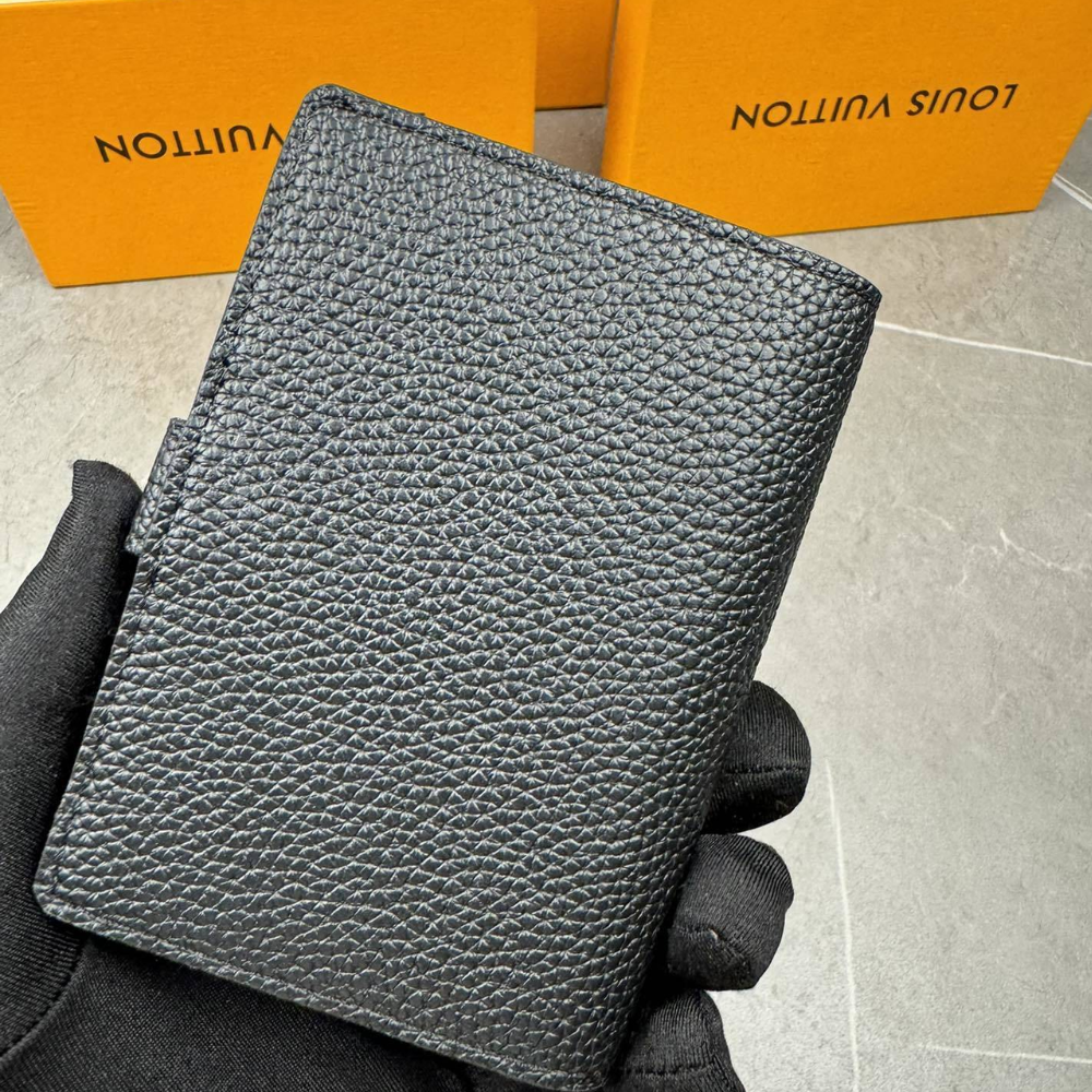 Louis Vuitton Vertical Compact Wallet Capucines Taurillon Black / Arizona Beige 3.5 Inches M82198