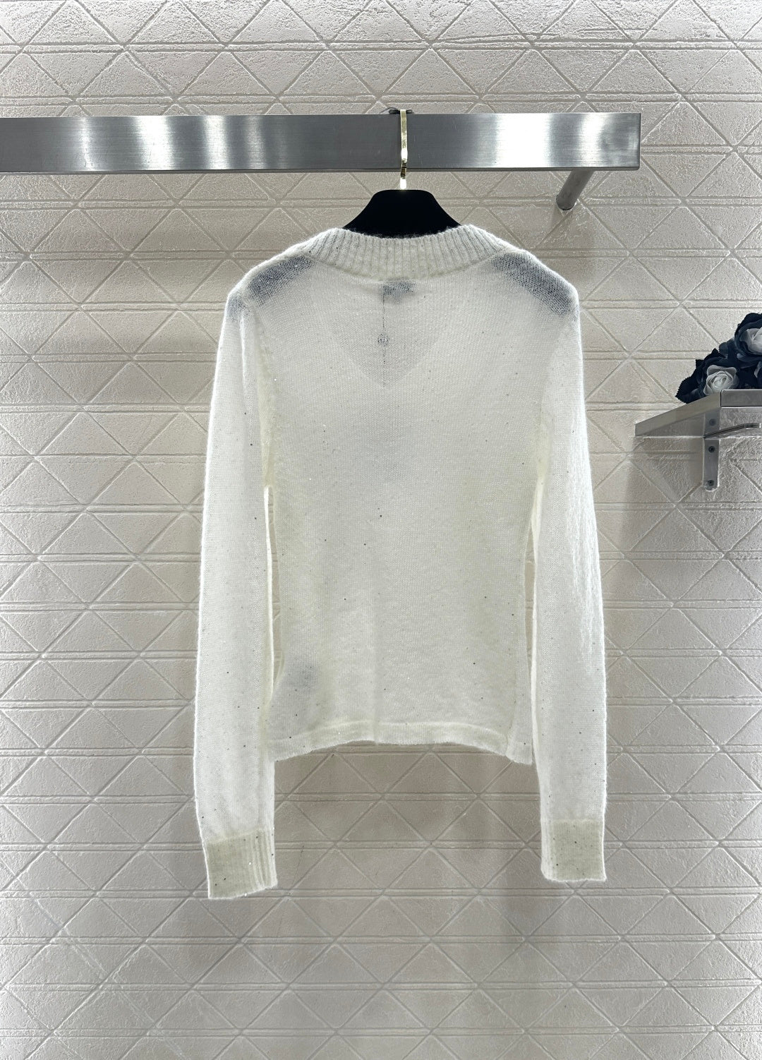 26NEW Heart Neckline Sequined Knit Sweater