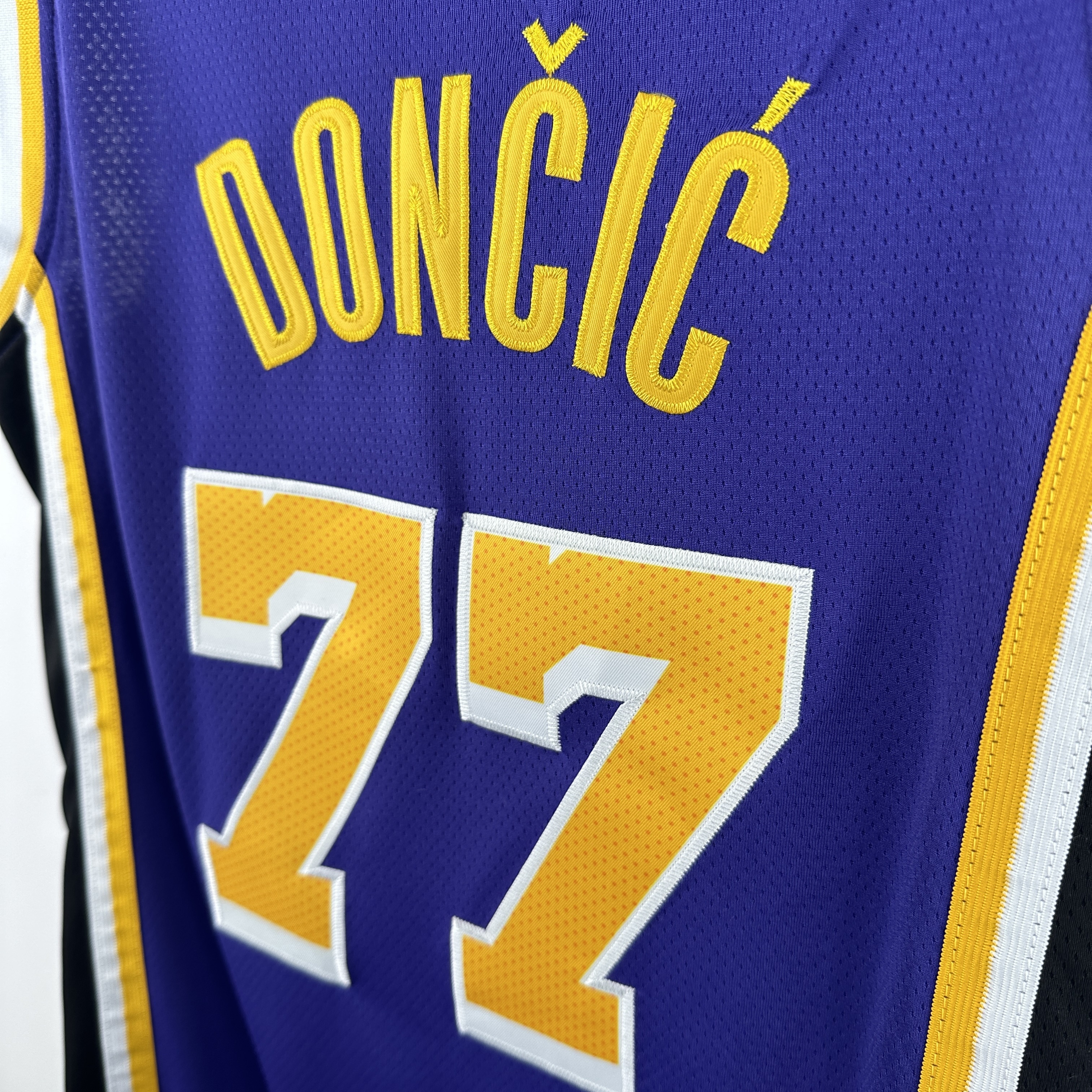 Embroidered Lakers Jumpman No. 77 Dončić