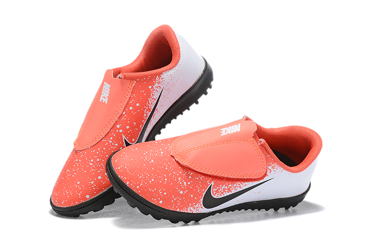 Ronaldo's exclusive Mercurial Chapter 7 Assassin XII Nike Mercurial football shoes