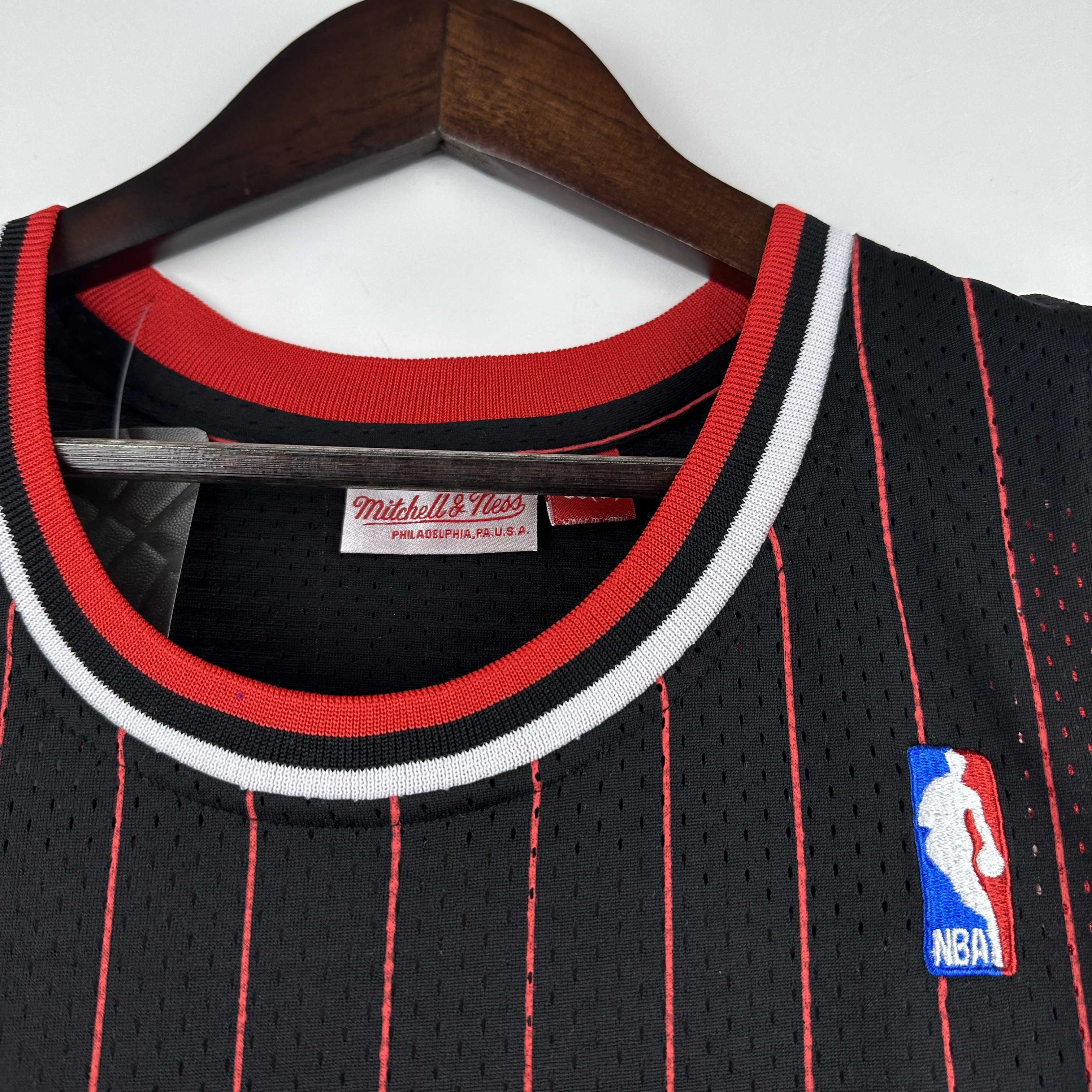 Embroidered MN retro jersey, Bulls 97/98 season, black stripes, No. 33 Pippen