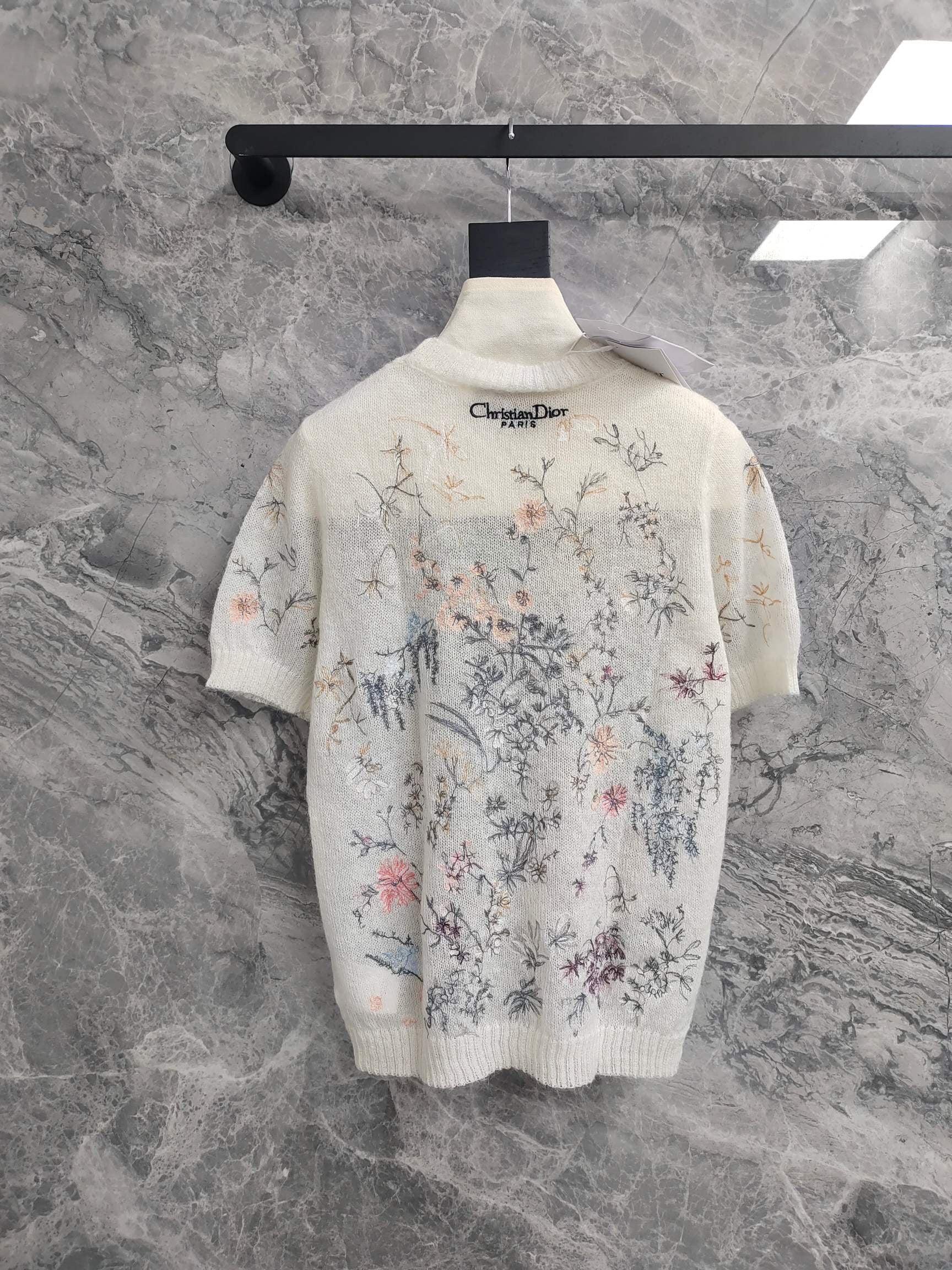 C   White short-sleeved sweater