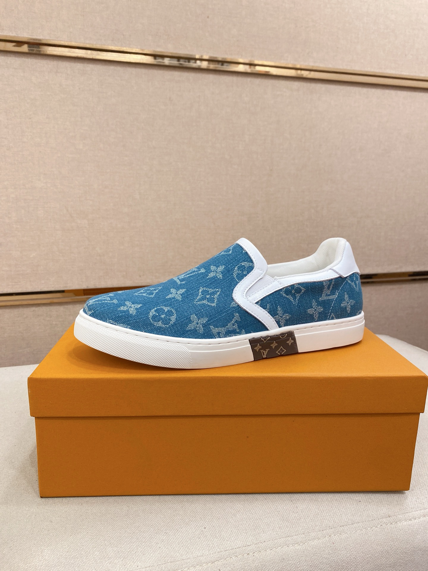 The latest style of LV canvas shoes