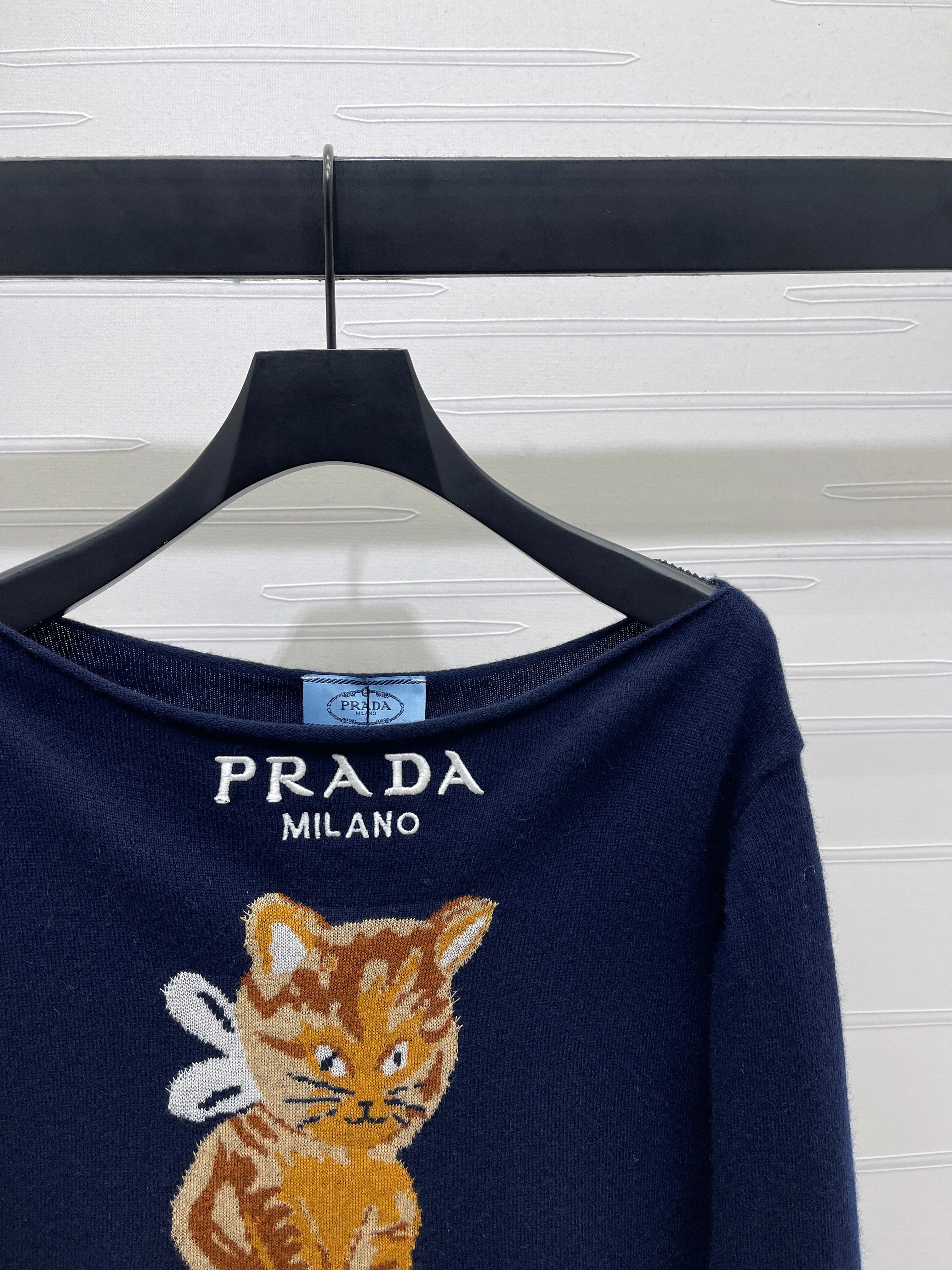 Cat pattern off-the-shoulder long-sleeved top