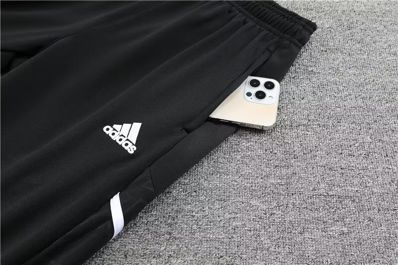 2022/2023 Manchester United hooded half pull black