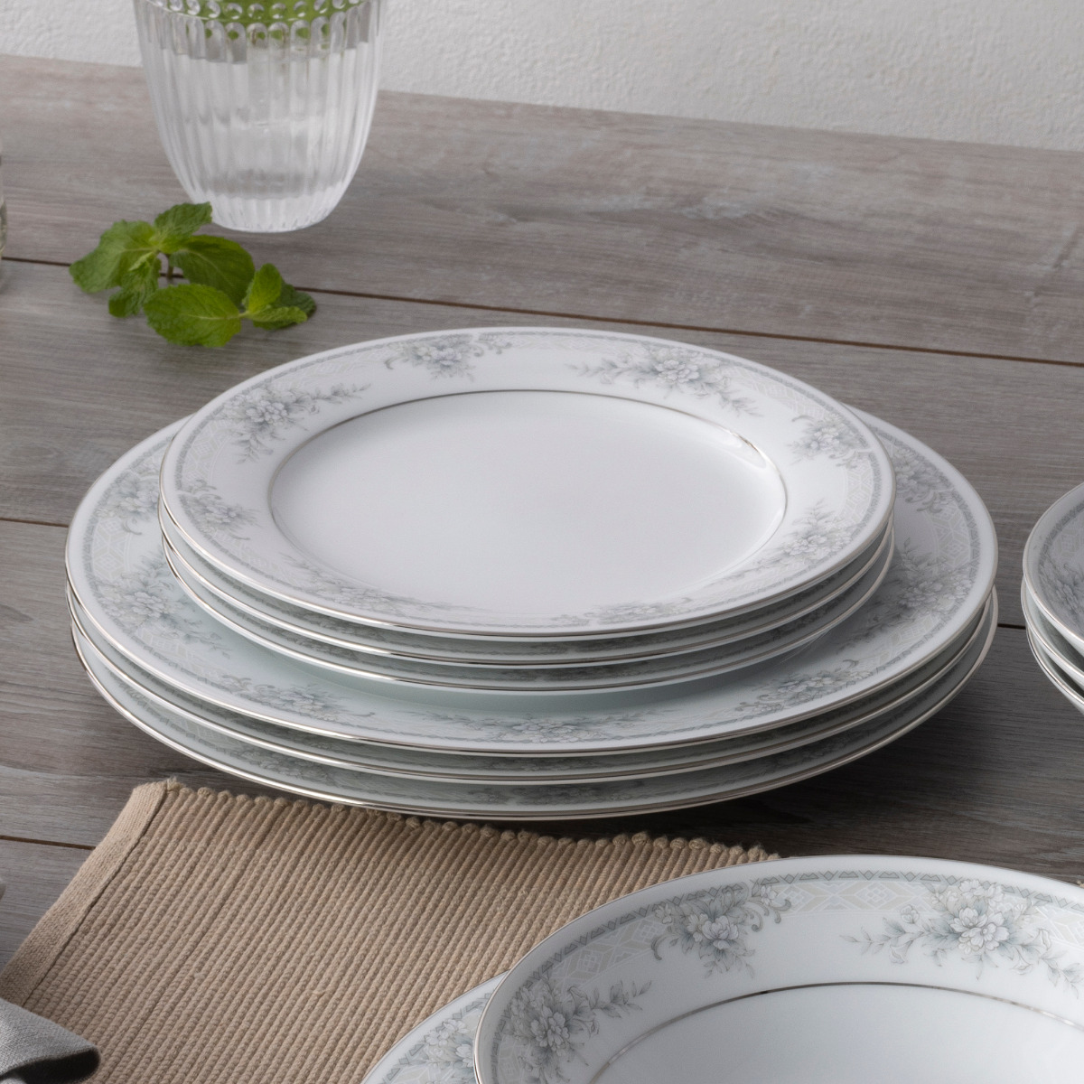Noritake Sweet Leilani 12-Piece Dinnerware Set, Service for 4