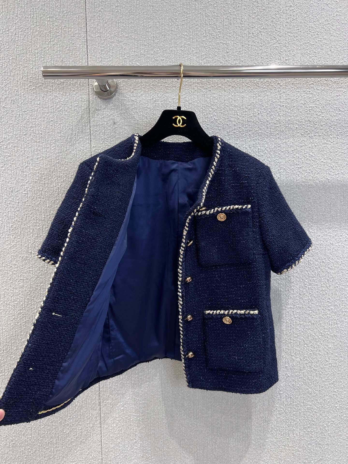 Banded hem short-sleeved bouclé jacket