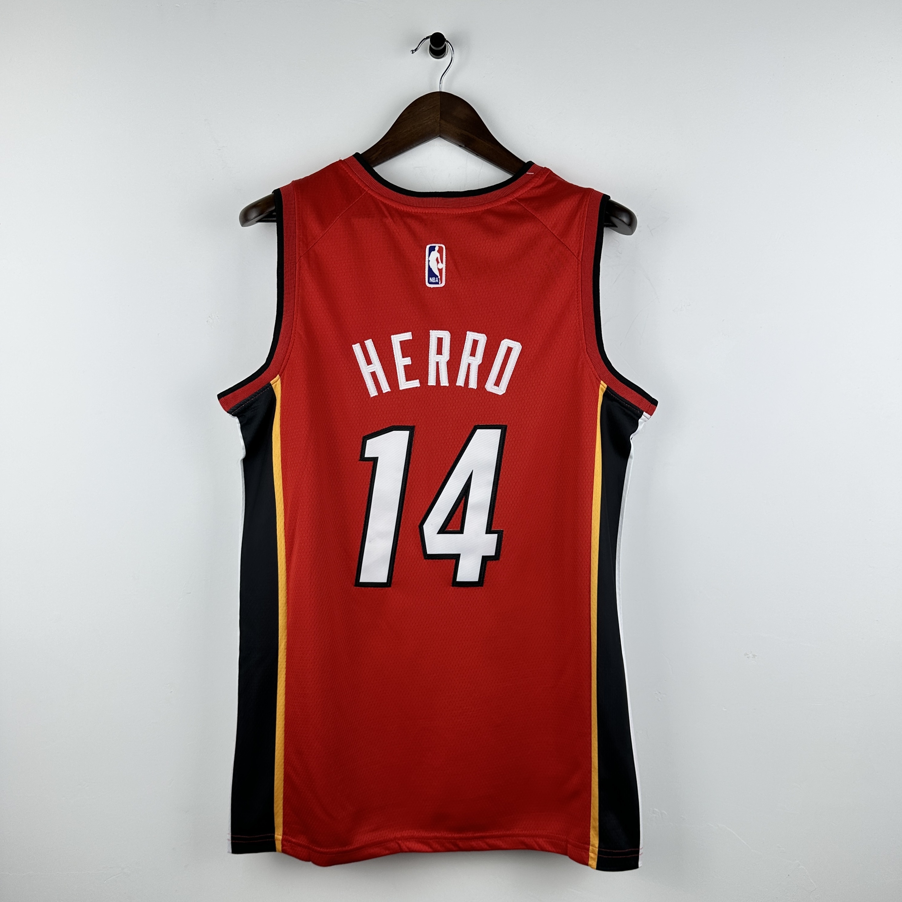 Embroidered Heat V-neck red No. 14 Herro