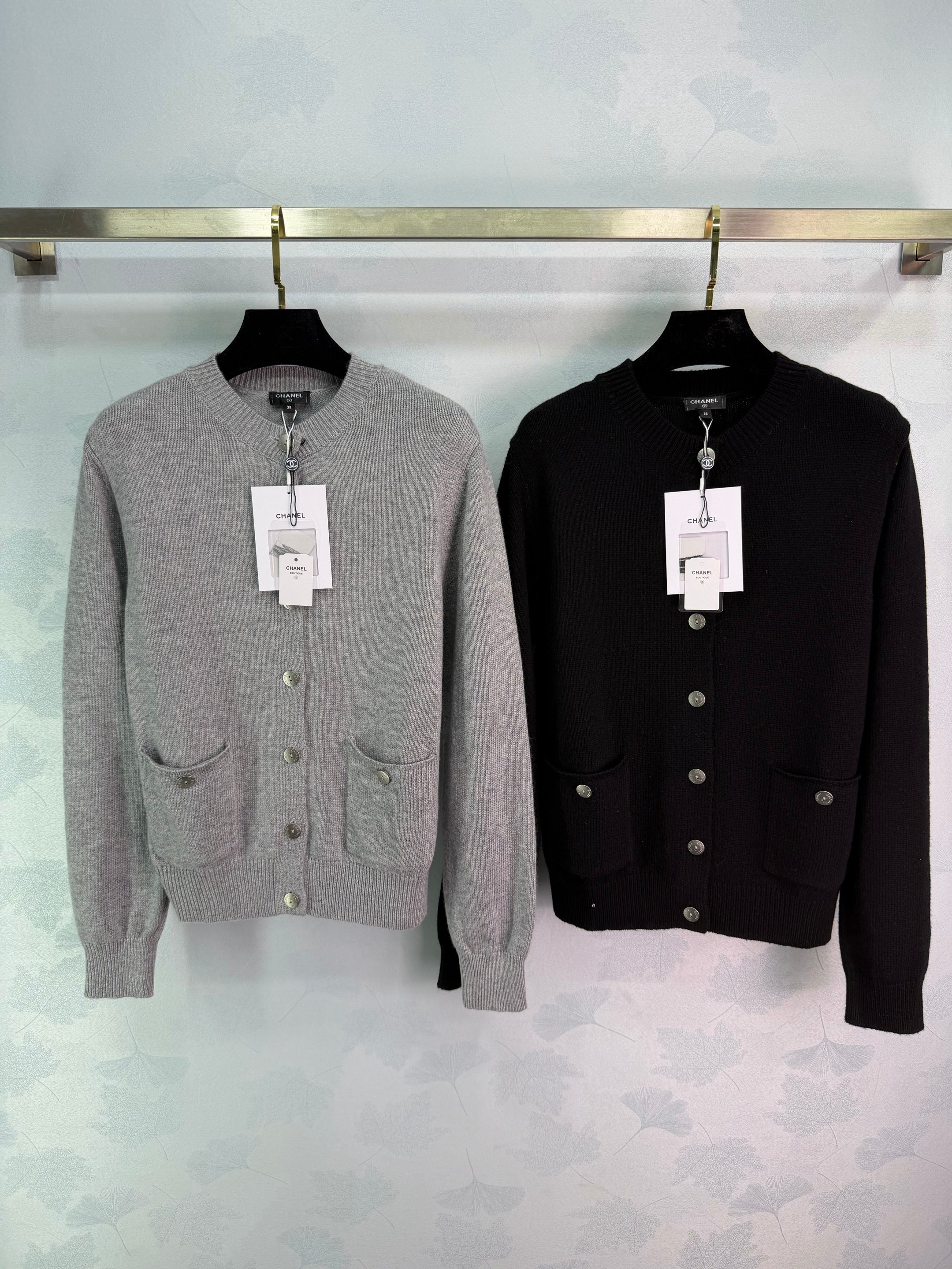 Double-pocket crew neck knit cardigan