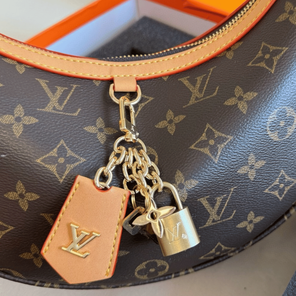 Louis Vuitton Looping Monogram 11.8 Inches M12939