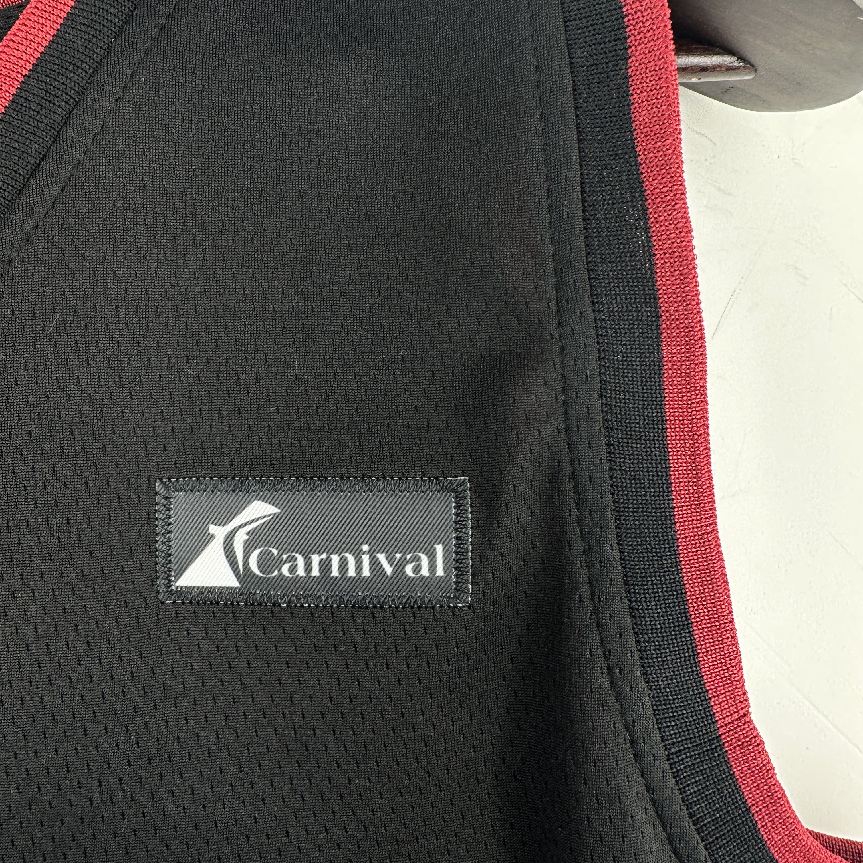 Embroidered Heat V-neck black No. 22 Butler