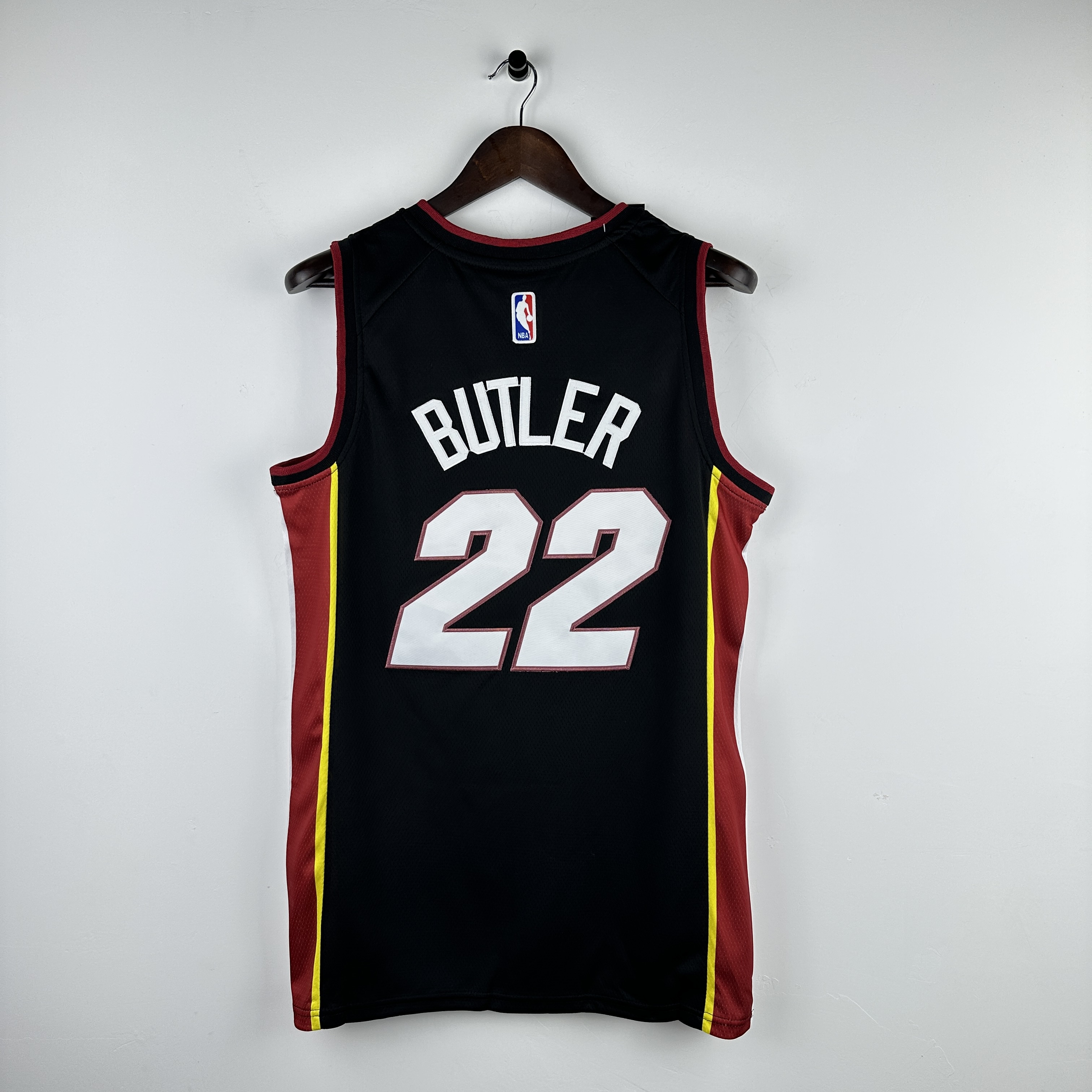 Embroidered Heat V-neck black No. 22 Butler
