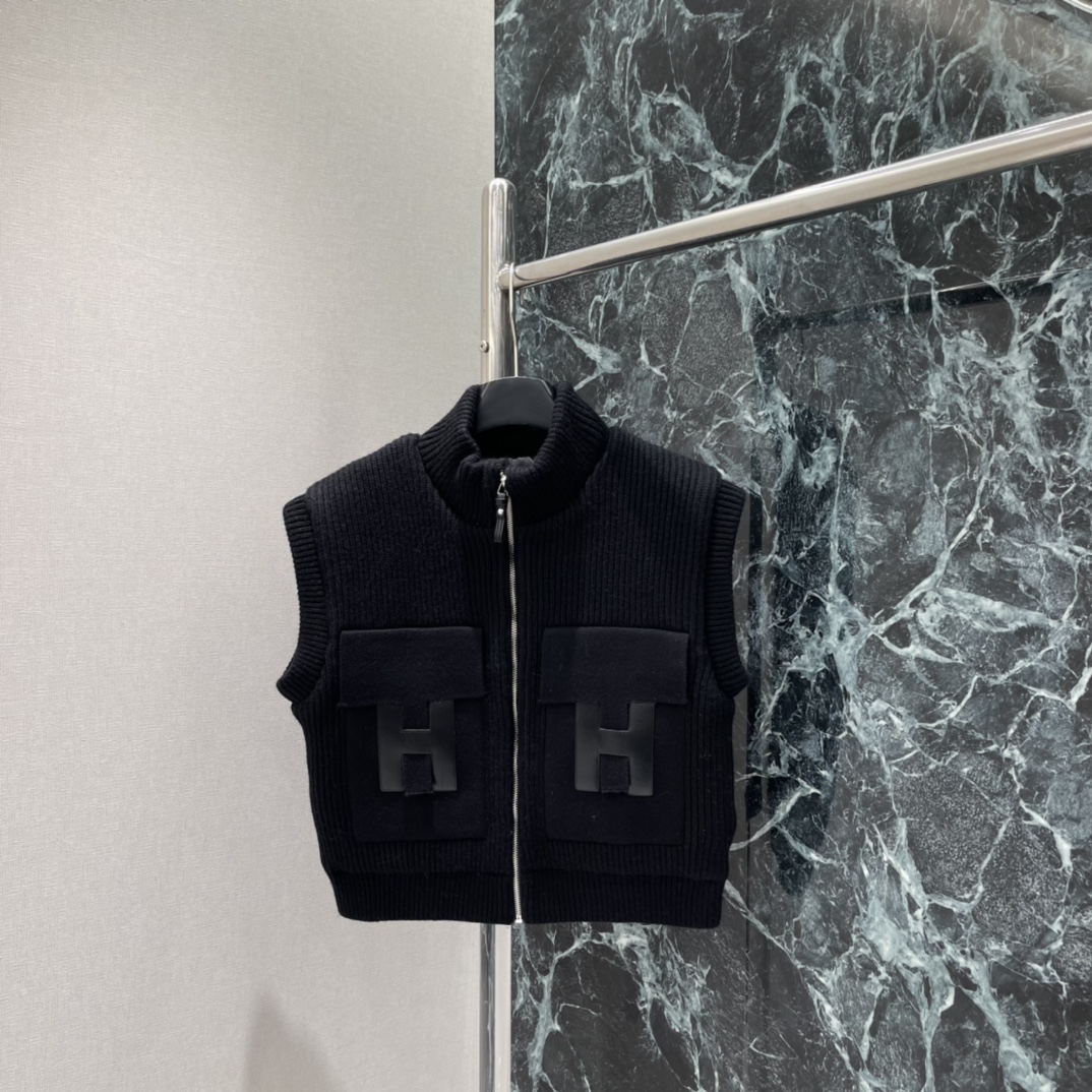 Knitted vest with stand-up collar and zipper design