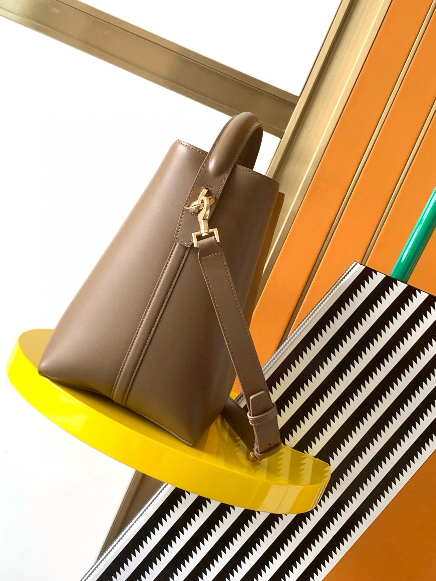LE 37 BUCKET BAG