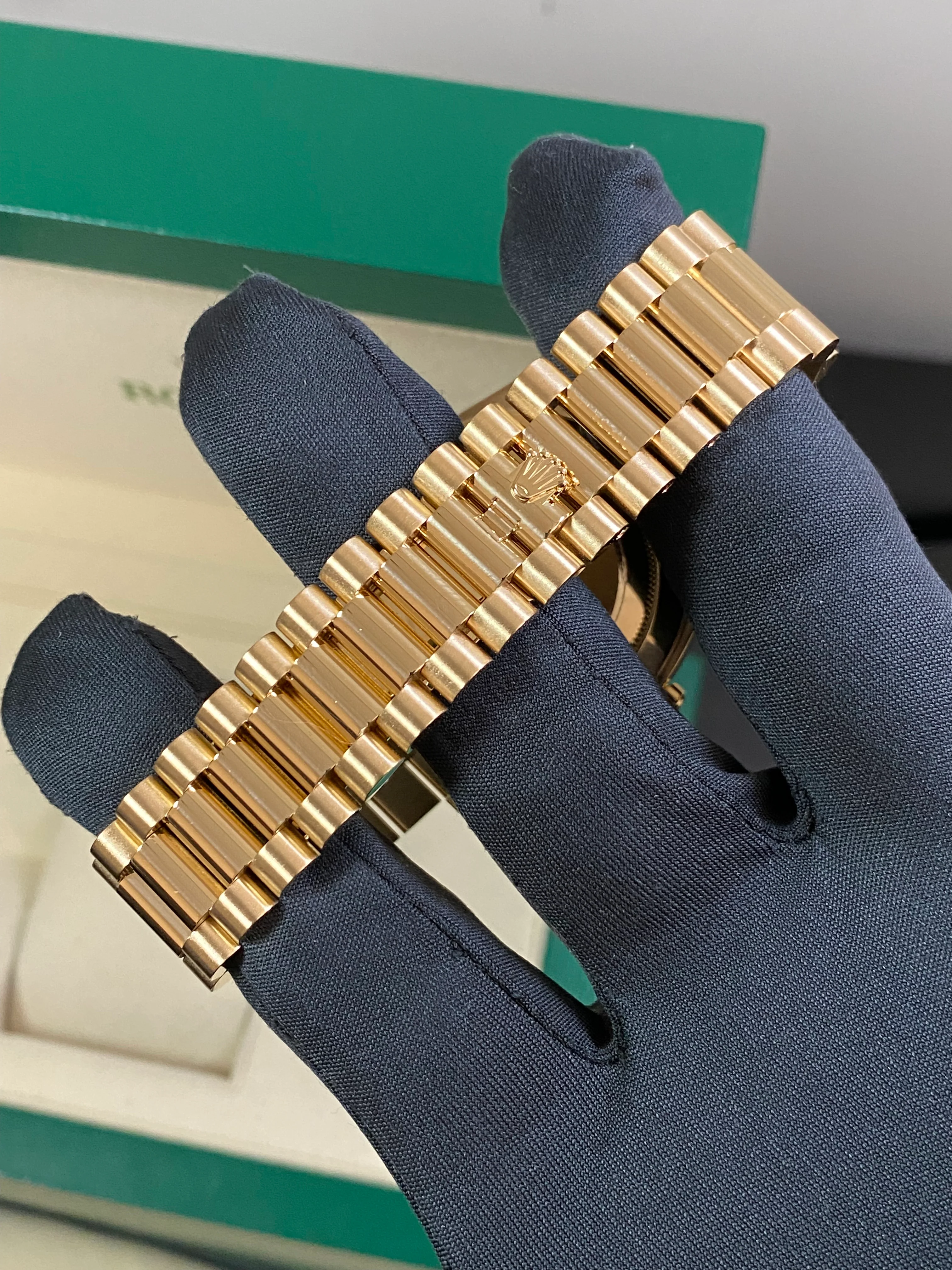 Rolex Yellow Gold Day-Date 40 - 2016 - Fluted Bezel - Black Motif Dial - President Bracelet - 228238