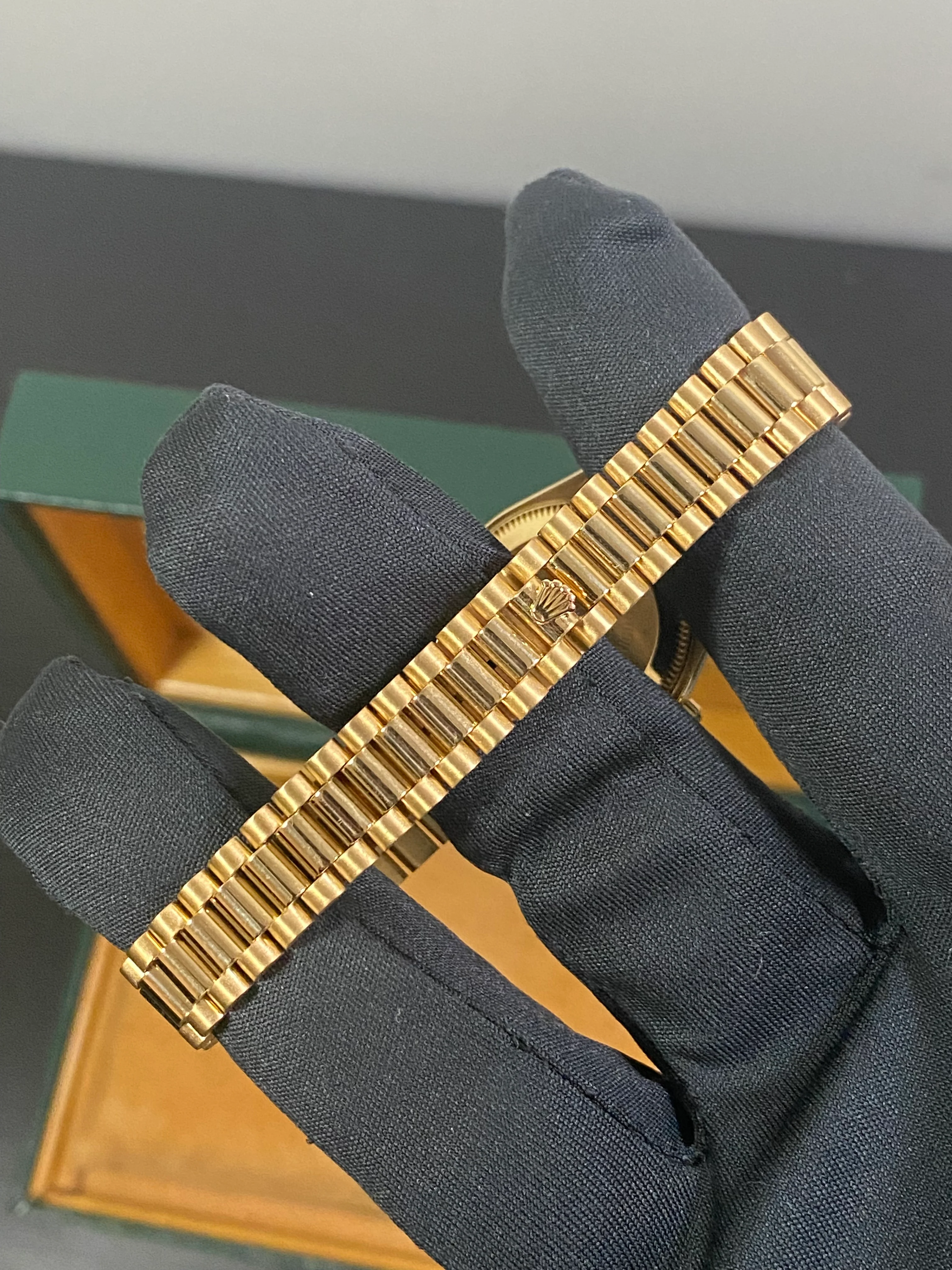 Rolex Yellow Gold Lady-Datejust - 1990 - Diamond Bezel - White Roman Dial - President Bracelet - 69158 