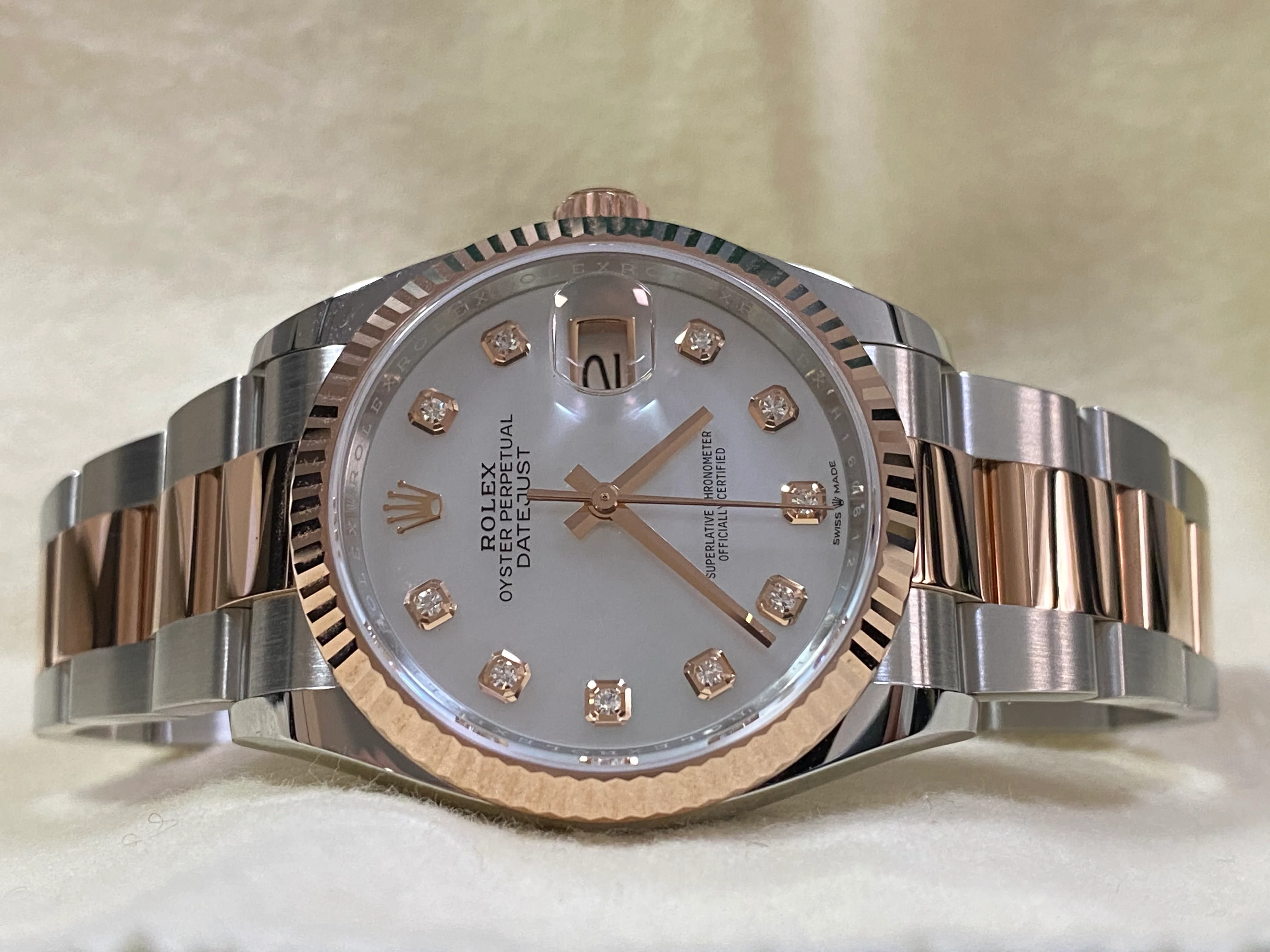 Rolex Steel and Everose Gold Datejust 36 - 2022 - Fluted Bezel - White Mother-Of-Pearl Diamond Dial - Oyster Bracelet - 126231 FULL SET