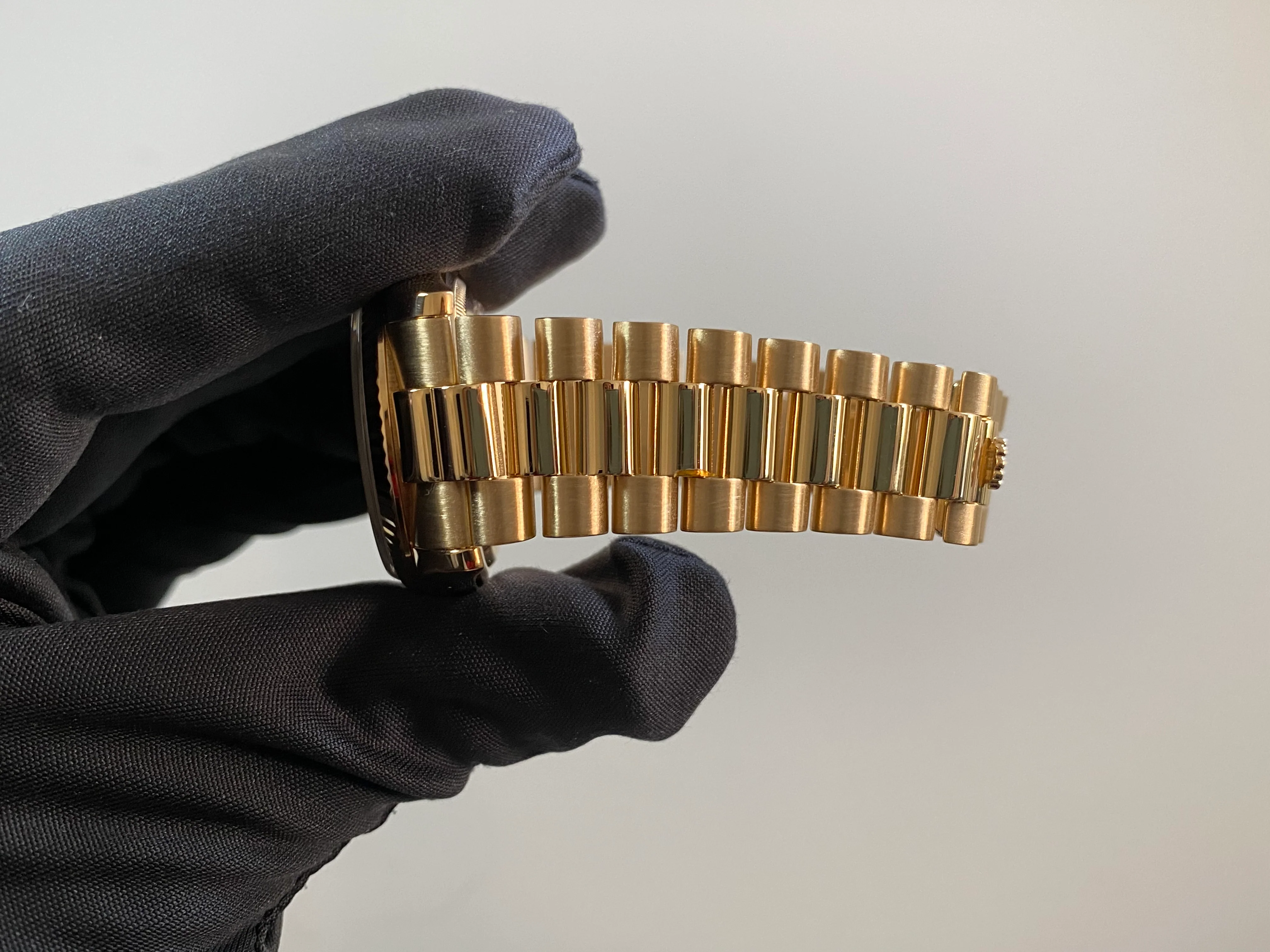 Rolex Yellow Gold Day-Date 36 - M serial - Fluted Bezel - Silver Index Dial - President Bracelet - 118238
