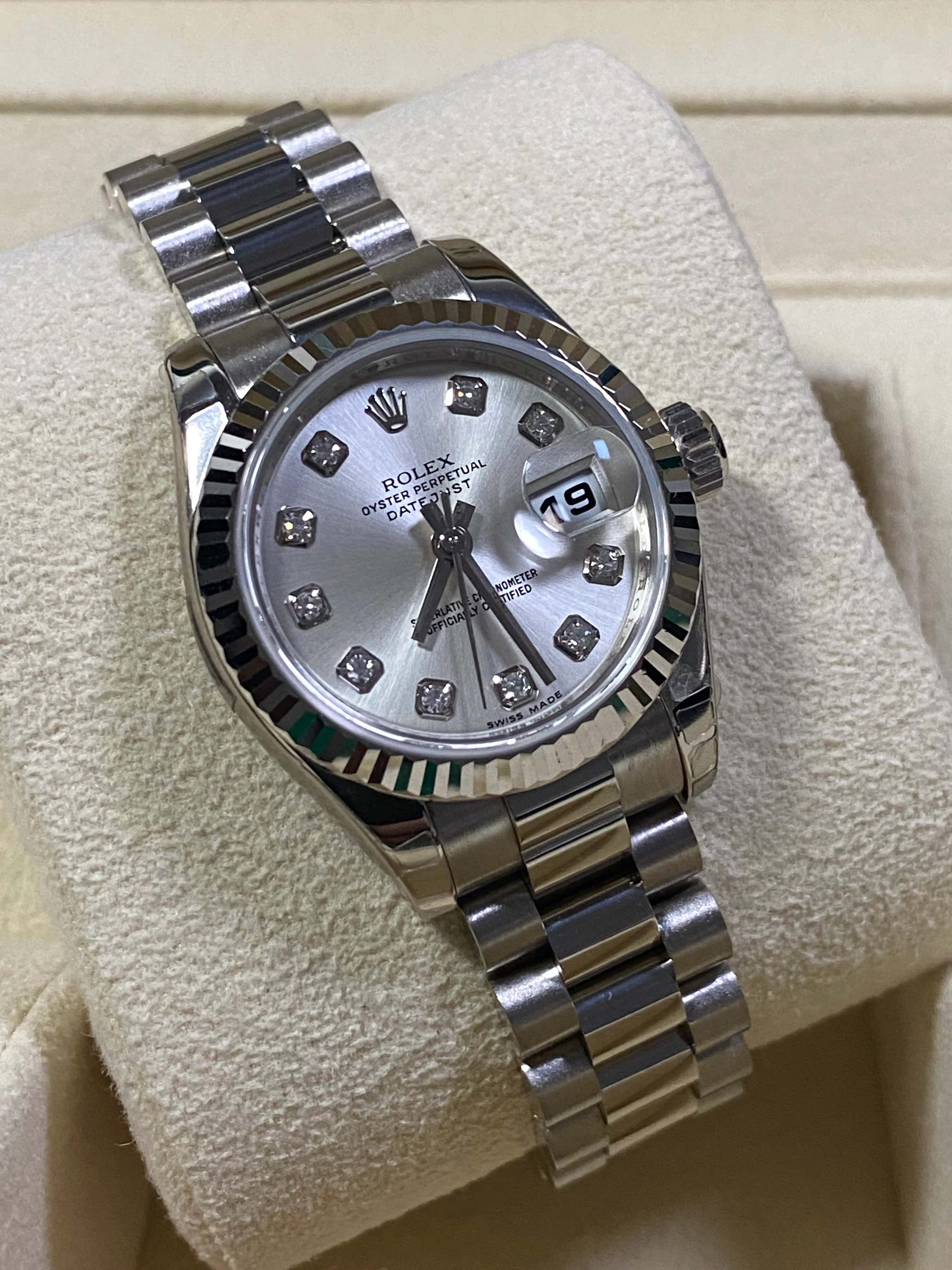Rolex White Gold Lady-Datejust 26 - Fluted Bezel - Silver Diamond Dial - President Bracelet - 179179