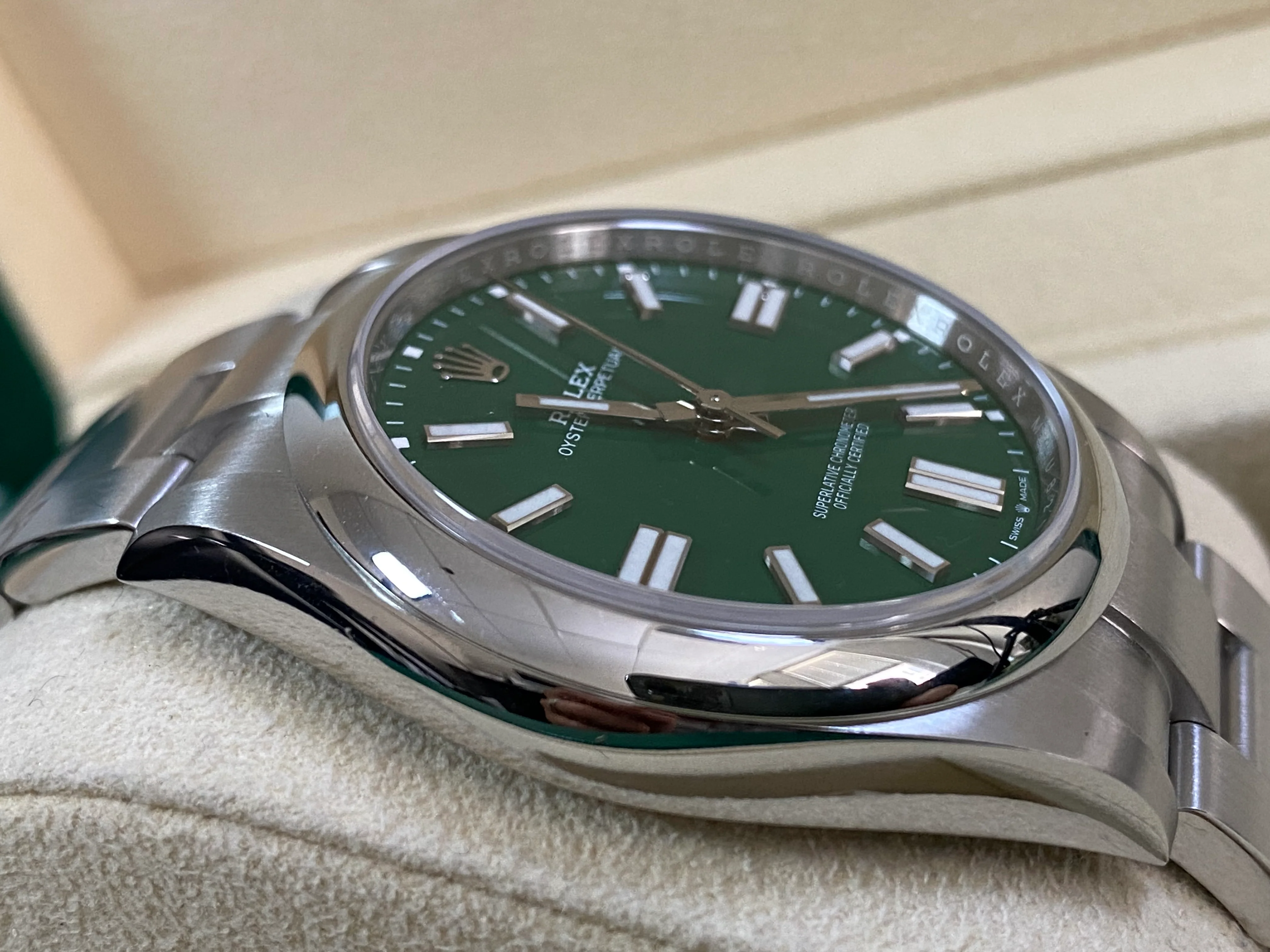 Rolex Oyster Perpetual 41 - 2024 - Domed Bezel - Green Index Dial - Oyster Bracelet - 124300 *COMPLETE SET*
