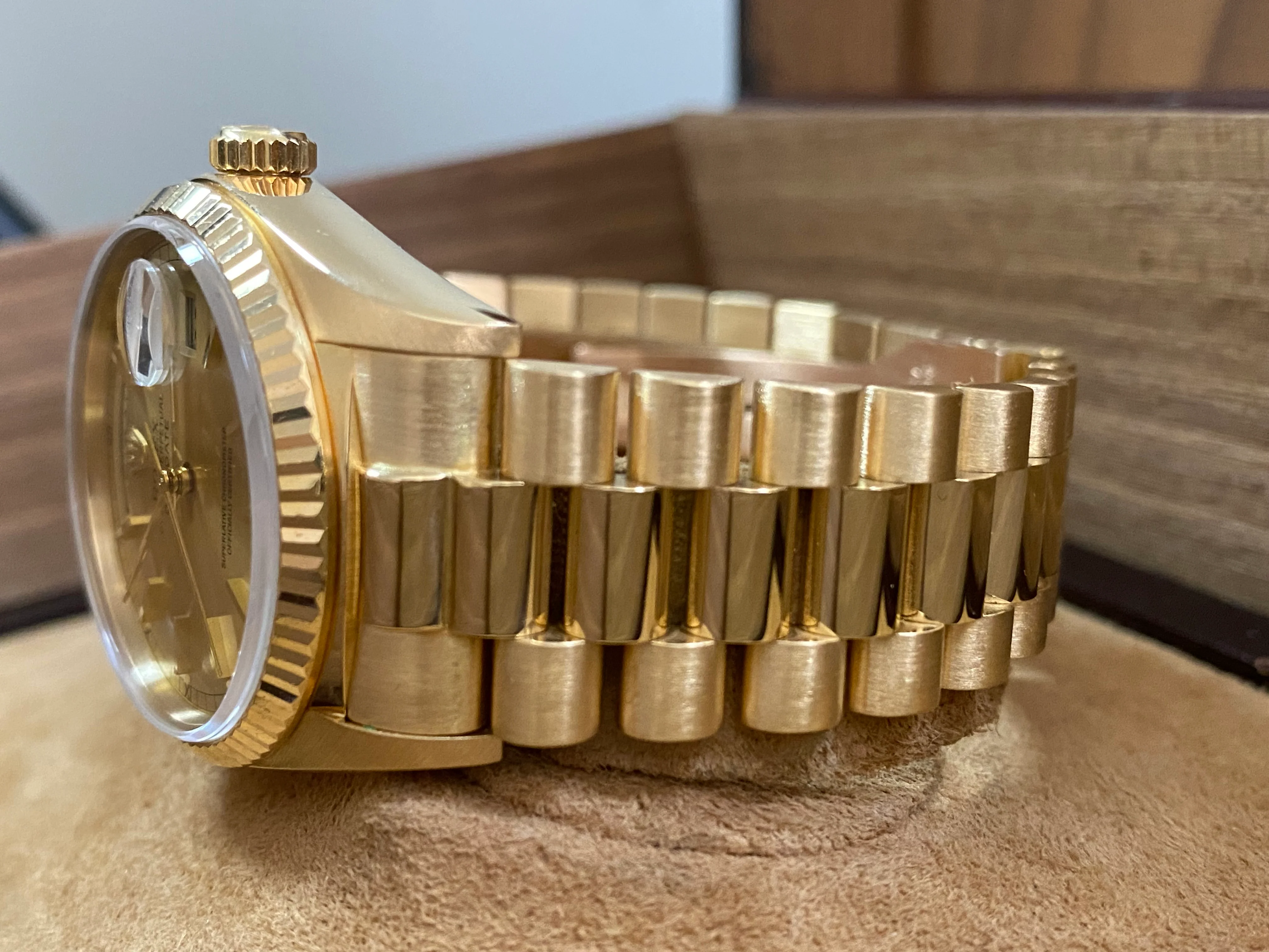 Rolex Yellow Gold Day-Date 36 - 1986 - Fluted Bezel - Champagne Index Dial - President Bracelet - 18038 *COMPLETE SET*