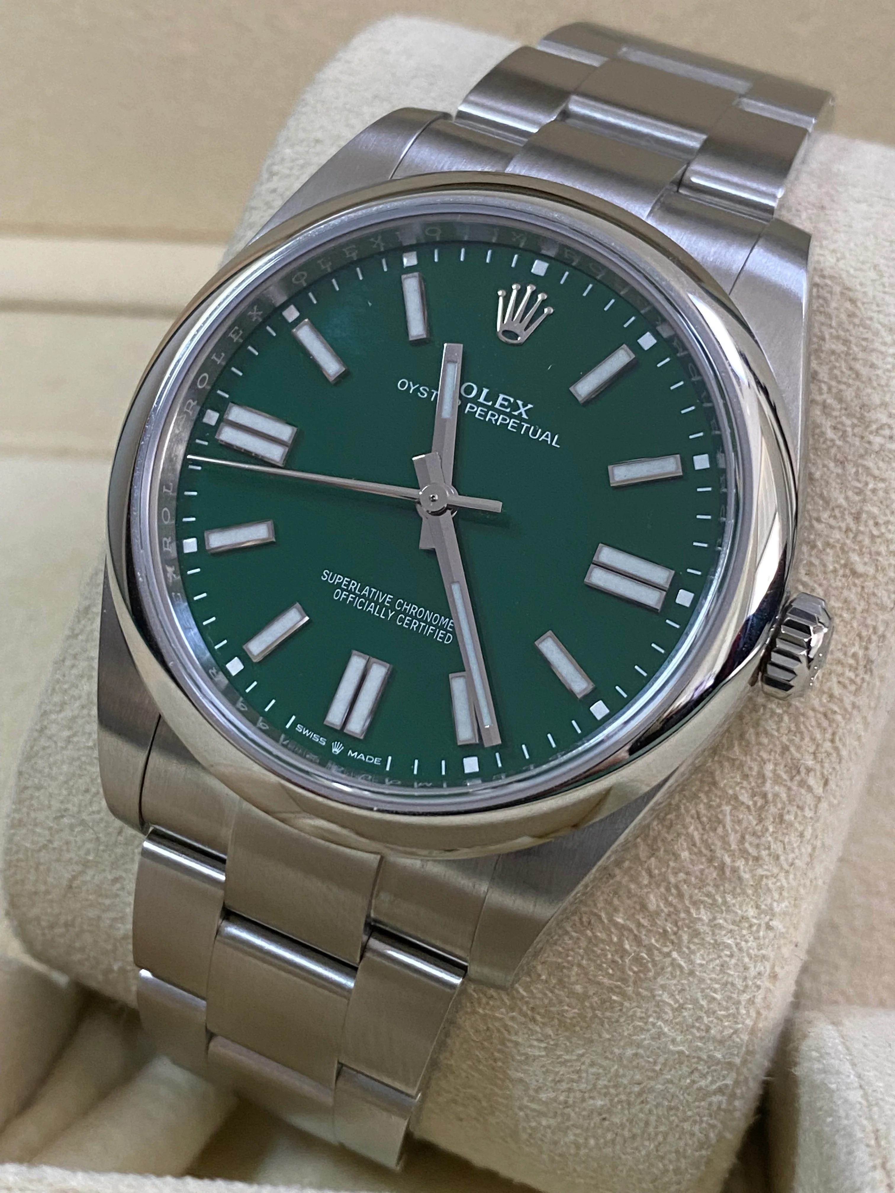 Rolex Oyster Perpetual 41 - 2024 - Domed Bezel - Green Index Dial - Oyster Bracelet - 124300 *COMPLETE SET*