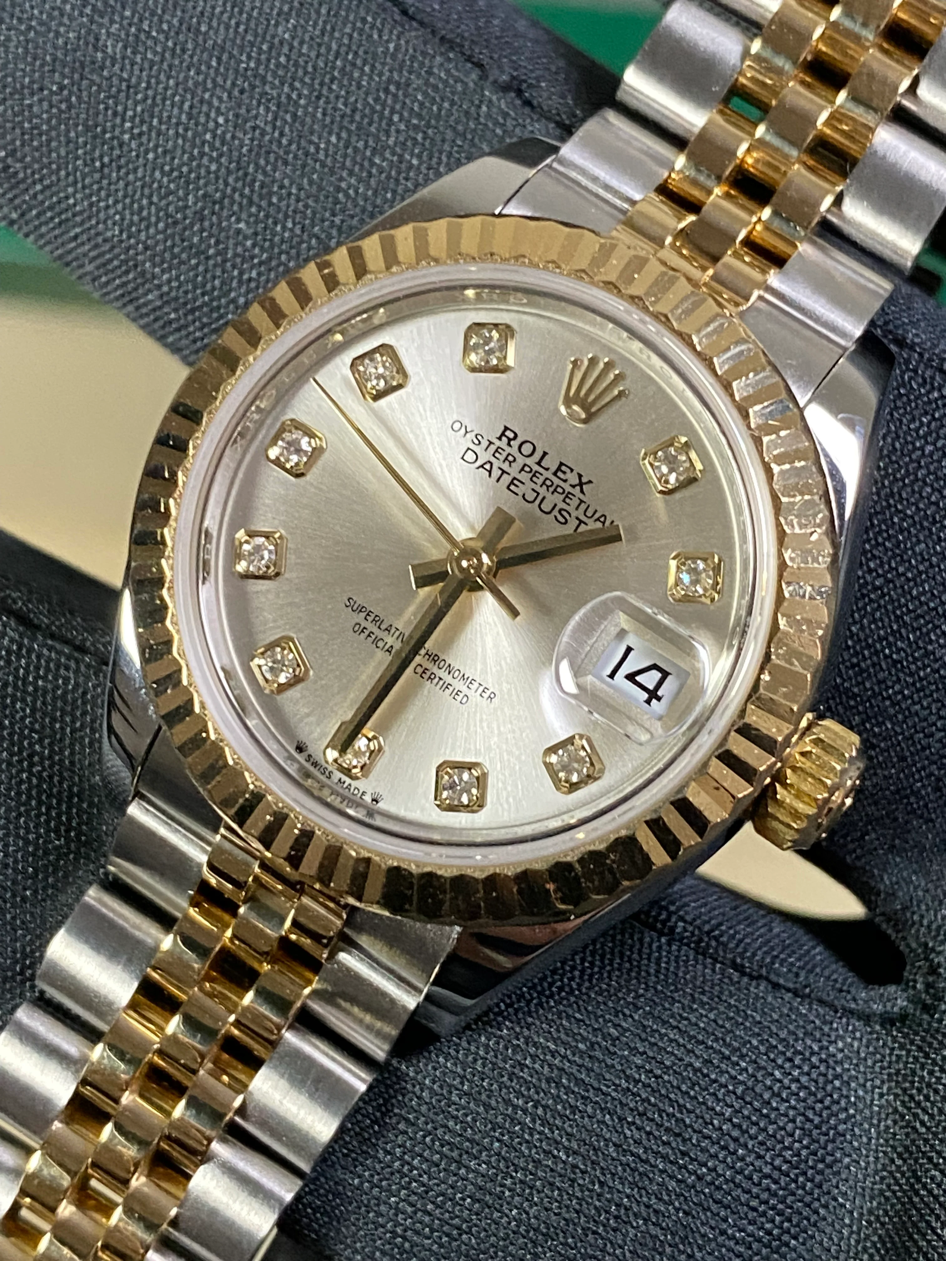 Rolex Steel and Yellow Gold Lady-Datejust 28 - 2020 - Fluted Bezel - Silver Diamond Dial - Jubilee Bracelet - 279173