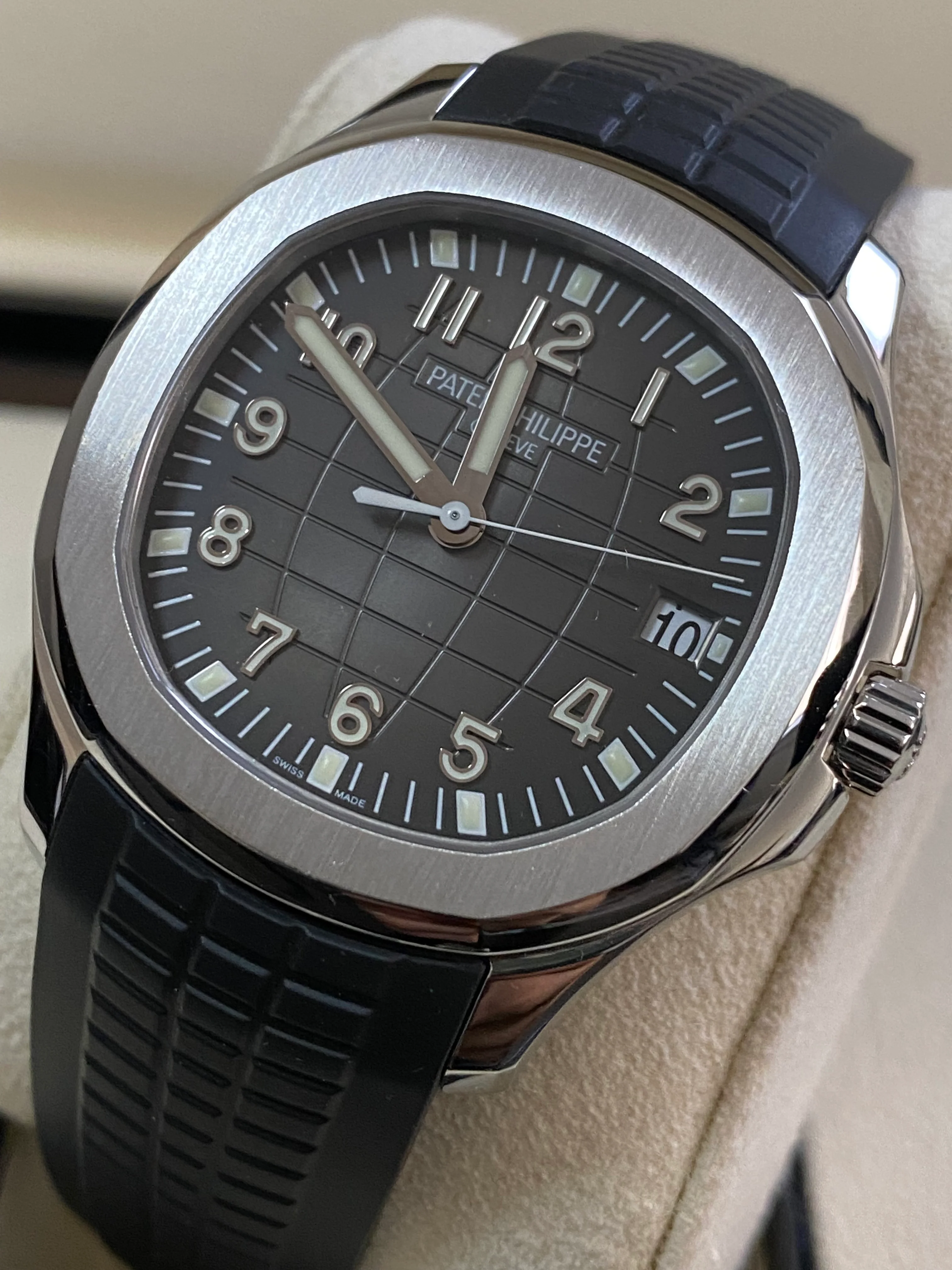Patek Philippe Men's Aquanaut - 2020 - Black Embossed Dial - Uncut Strap - 5167A-001 *FULL SET*