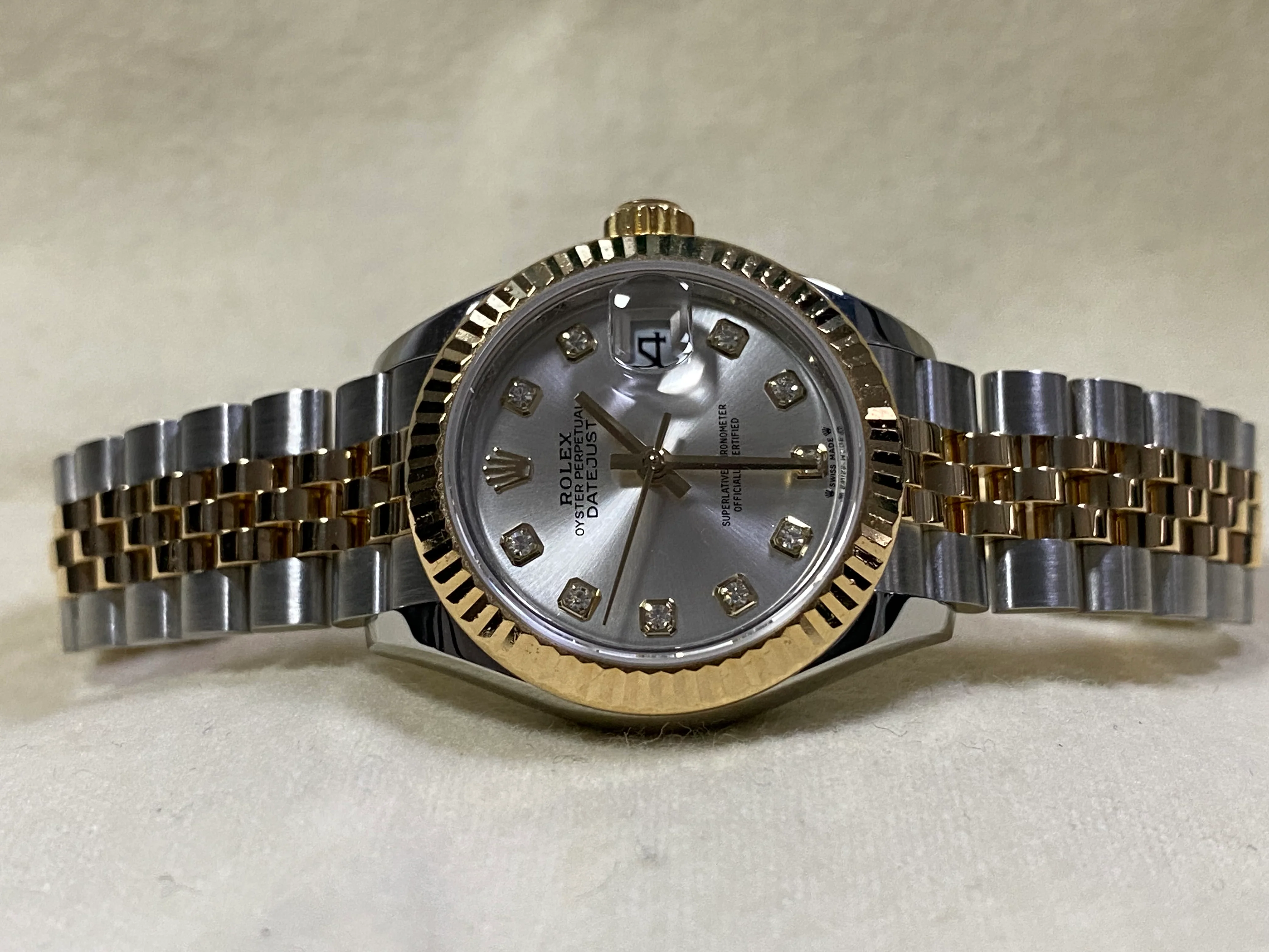 Rolex Steel and Yellow Gold Lady-Datejust 28 - 2020 - Fluted Bezel - Silver Diamond Dial - Jubilee Bracelet - 279173