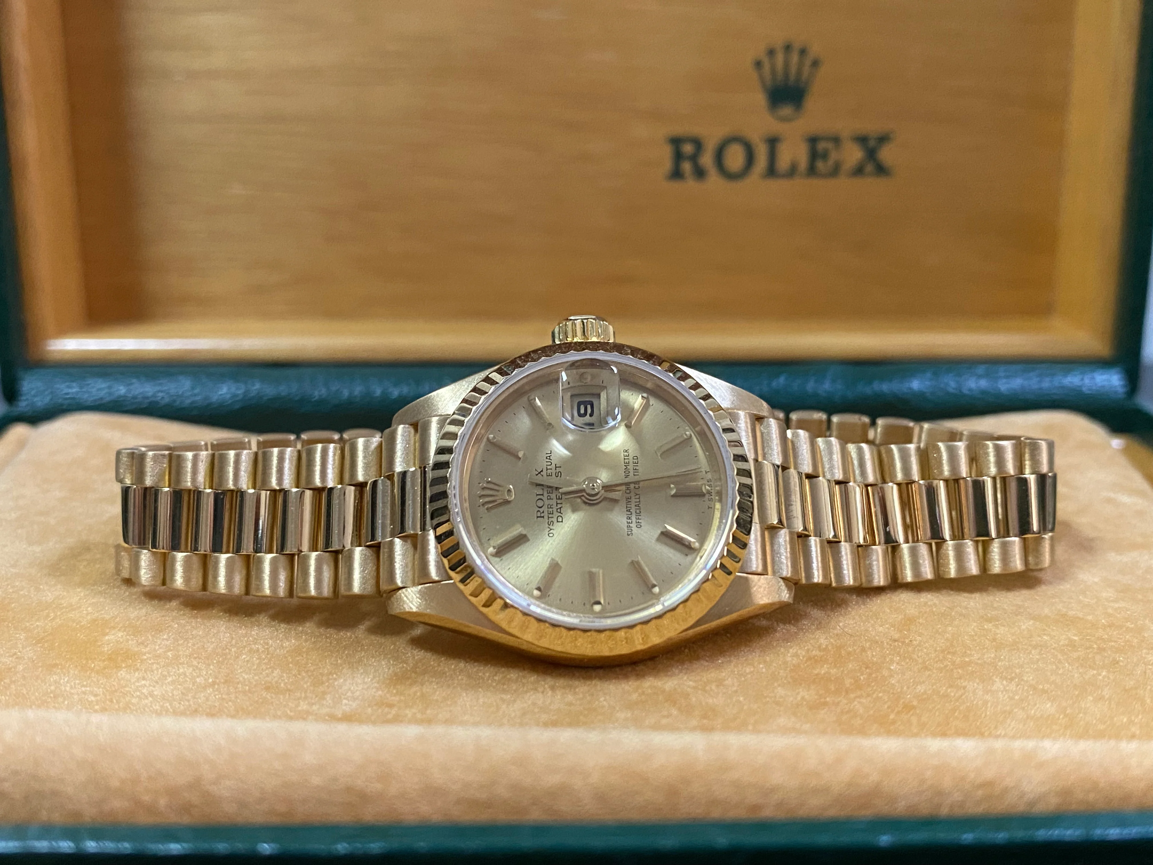 Rolex Yellow Gold Lady-Datejust 26 - W Serial - Fluted Bezel - Champagne Index Dial - President Bracelet - 69178