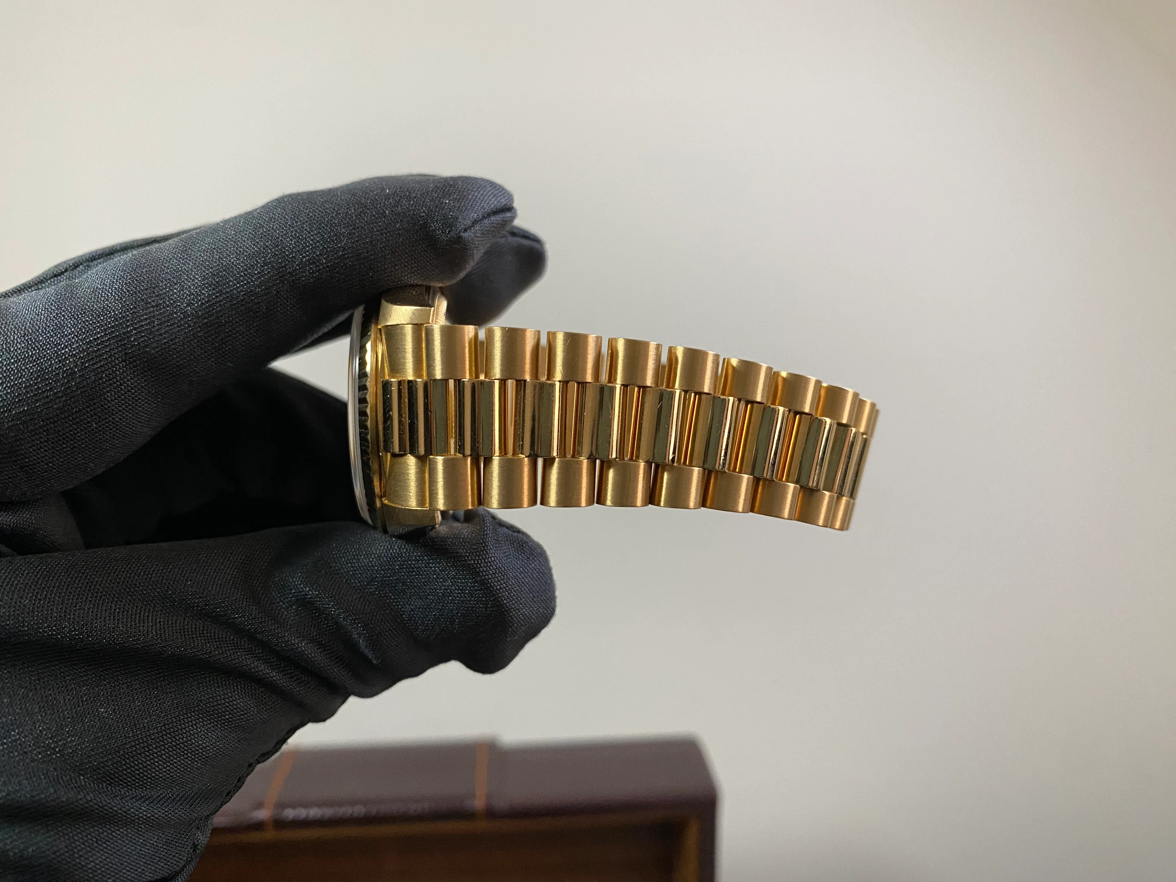Rolex Yellow Gold Day-Date 36 - 1994 - Fluted Bezel - Blue Roman Dial - Mandarin Day&Date - President Bracelet - 18238