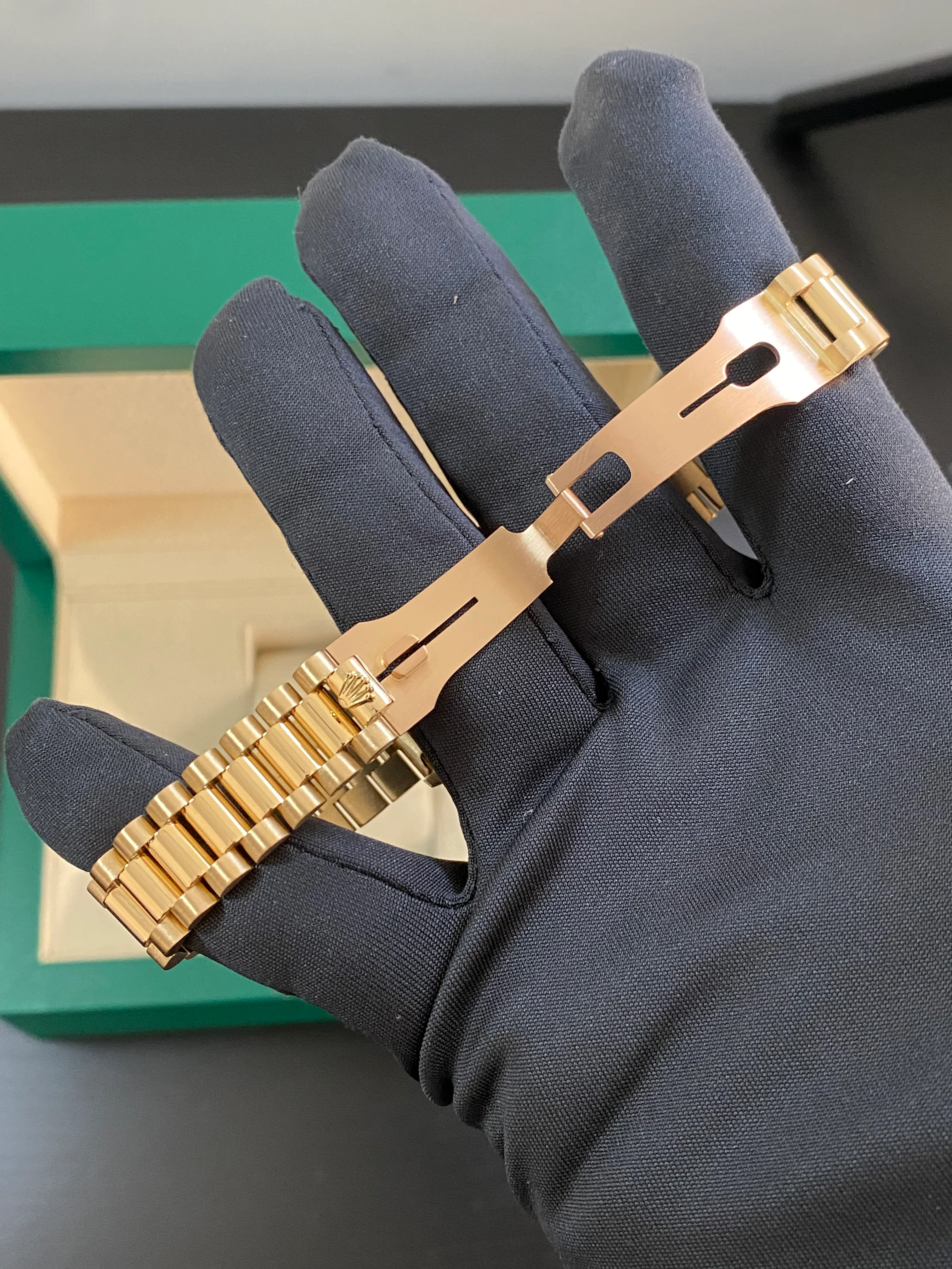 Rolex Yellow Gold Datejust 31 - L serial - Fluted Bezel - Black Diamond Dial - President Bracelet - 68278