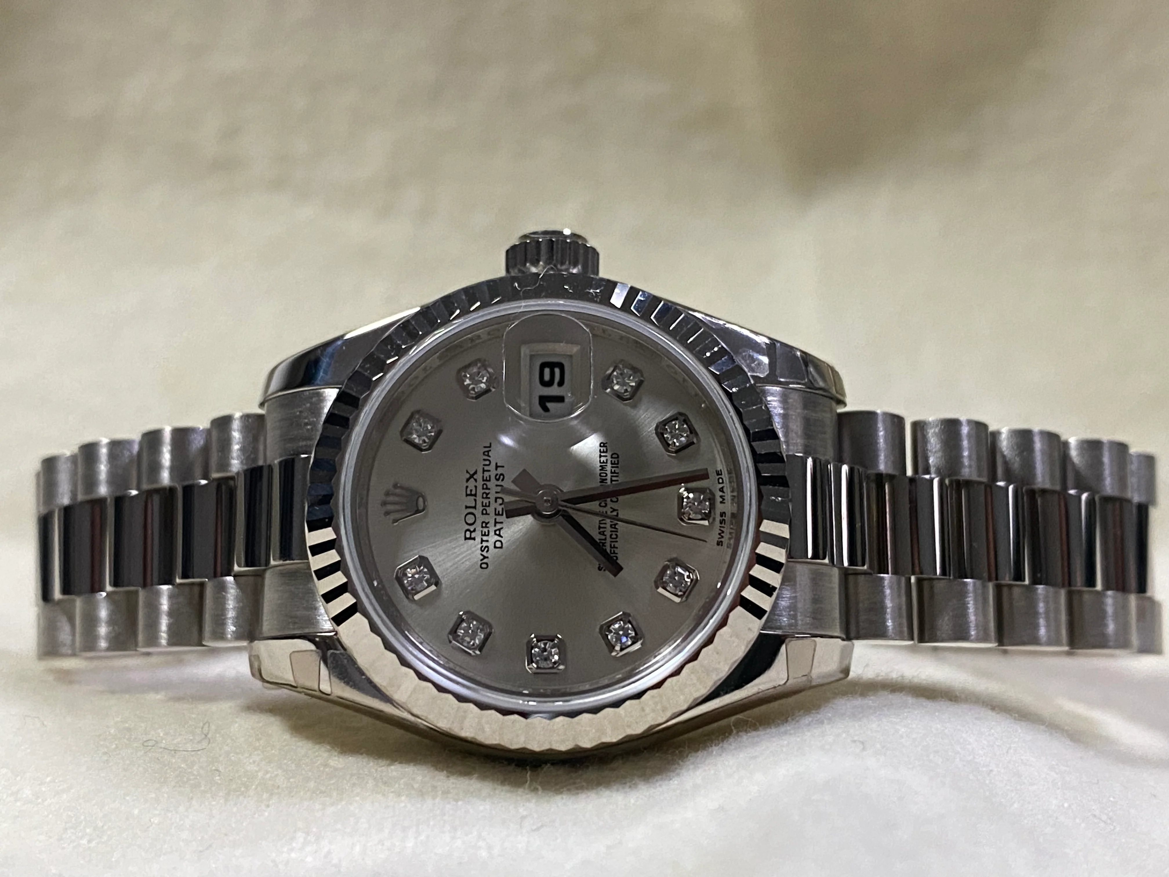 Rolex White Gold Lady-Datejust 26 - Fluted Bezel - Silver Diamond Dial - President Bracelet - 179179