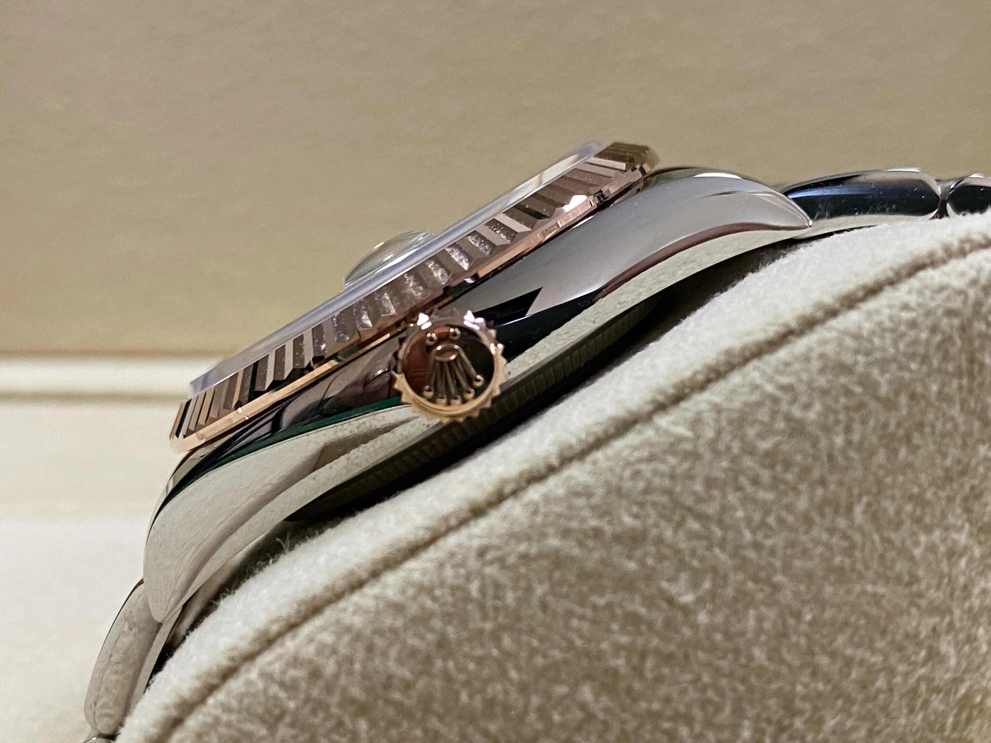 Rolex Steel and Everose Gold Datejust 36 - 2022 - Fluted Bezel - White Mother-Of-Pearl Diamond Dial - Oyster Bracelet - 126231 FULL SET