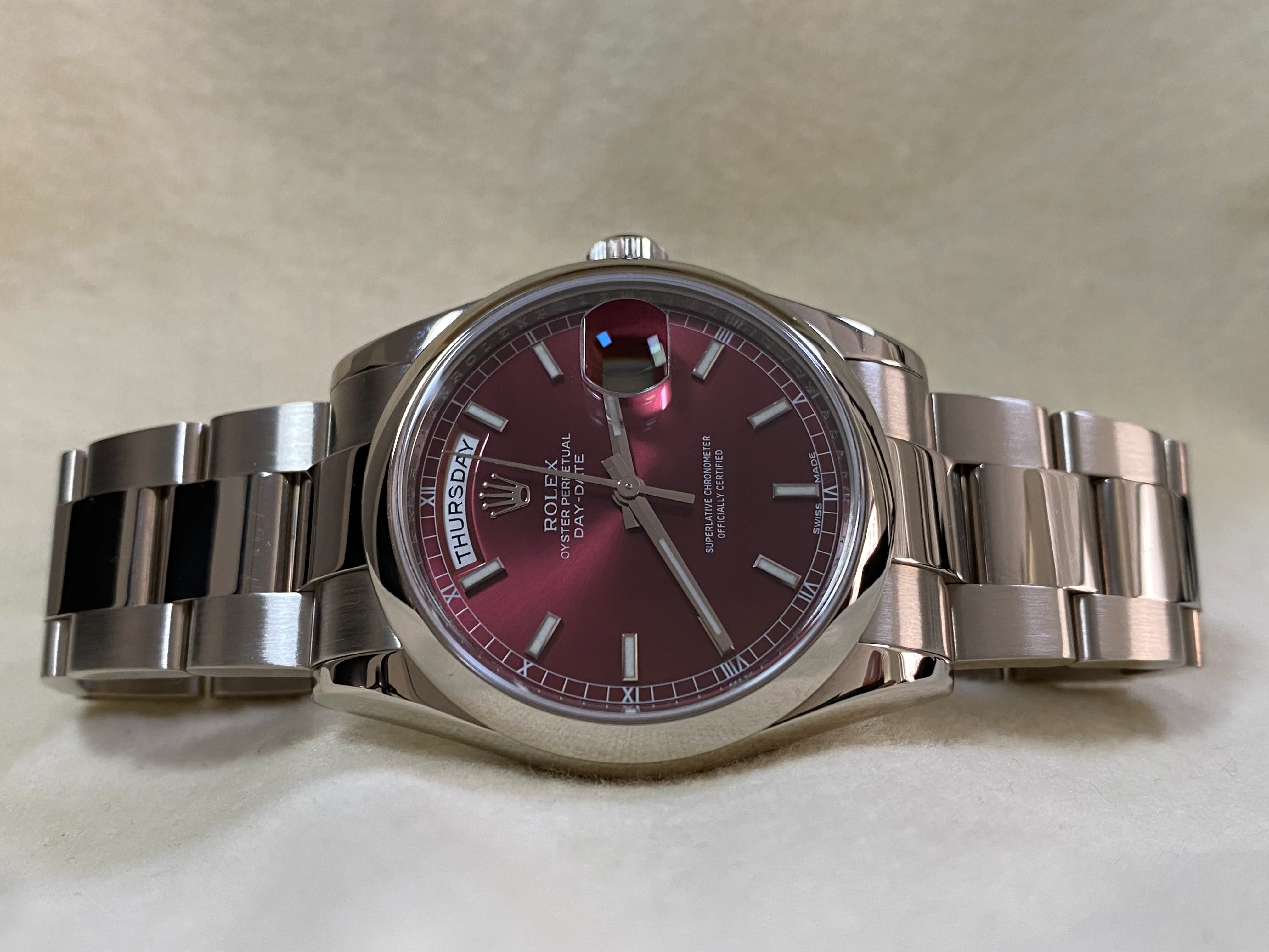 Rolex White Gold Day-Date 36 - 2016 - Domed Bezel - Rare Factory Cherry Dial - Oyster Bracelet - 118209 *COLLECTORS GRADE*