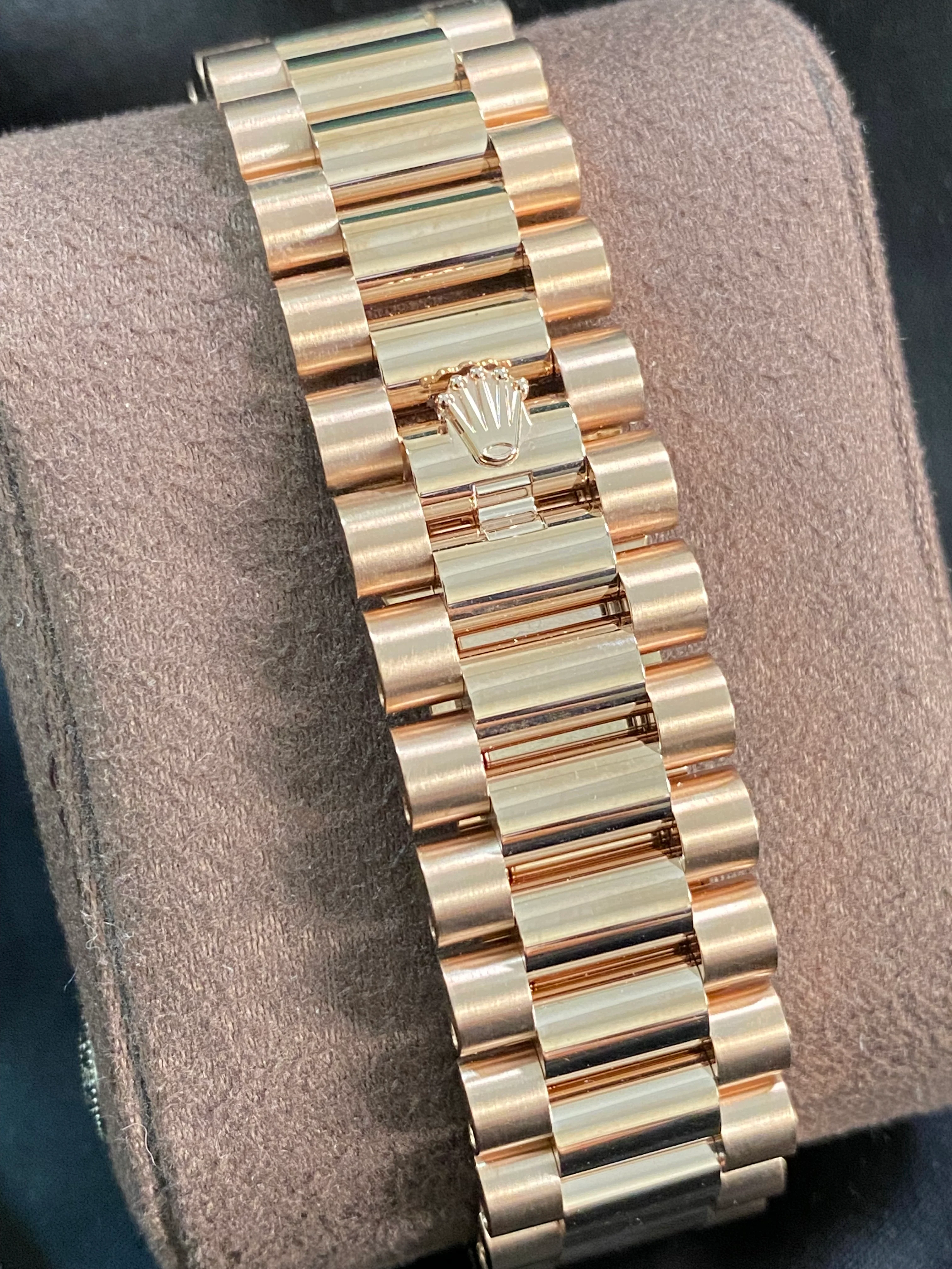 Rolex Everose Gold Day-Date 40 - 2024 - Fluted Bezel - Chocolate Index Dial - President Bracelet - 228235 *FULL SET*