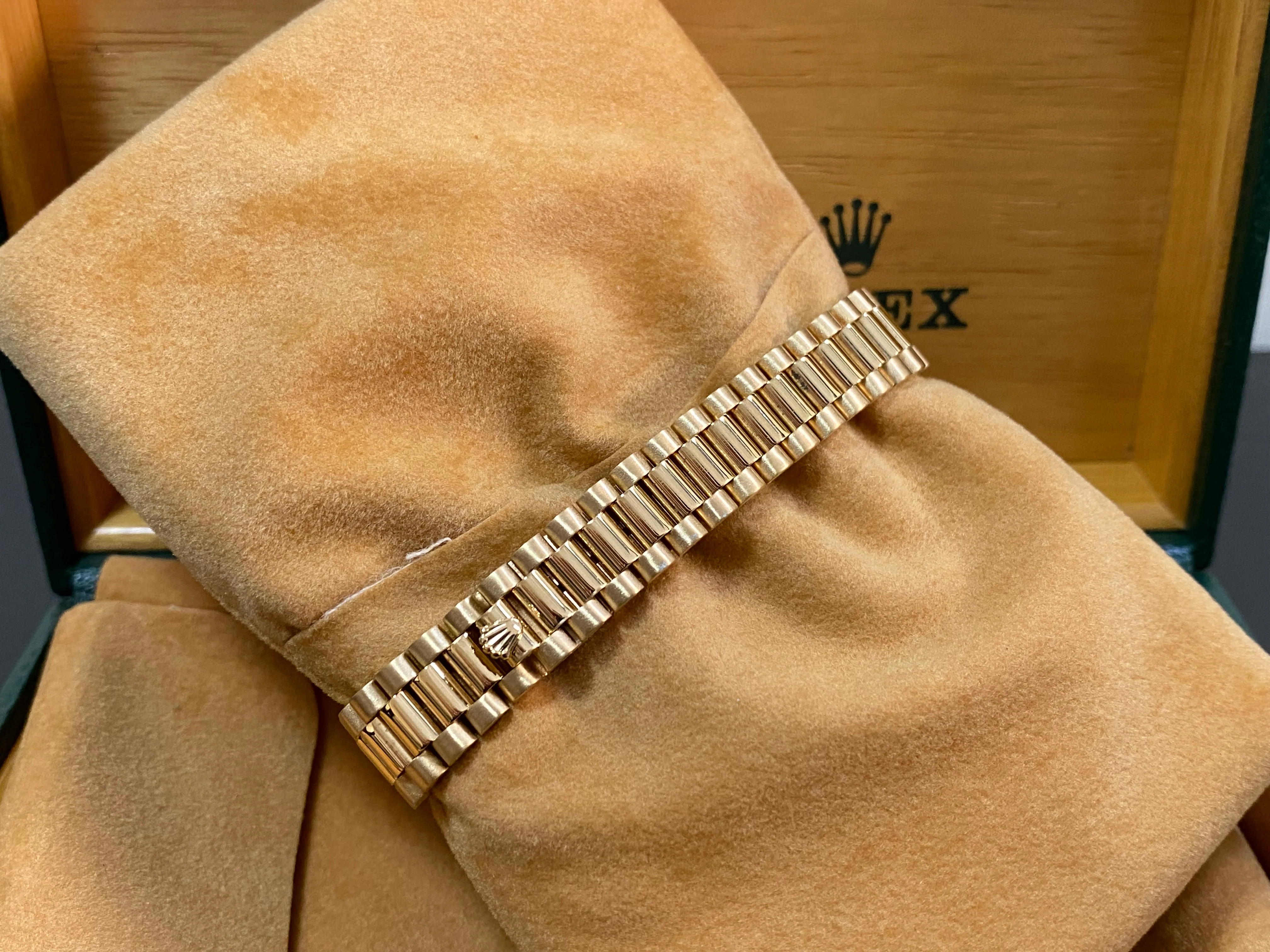 Rolex Yellow Gold Lady-Datejust - 1995 - Factory Diamond Dial, Bezel and Lugs - President Bracelet - 69158 