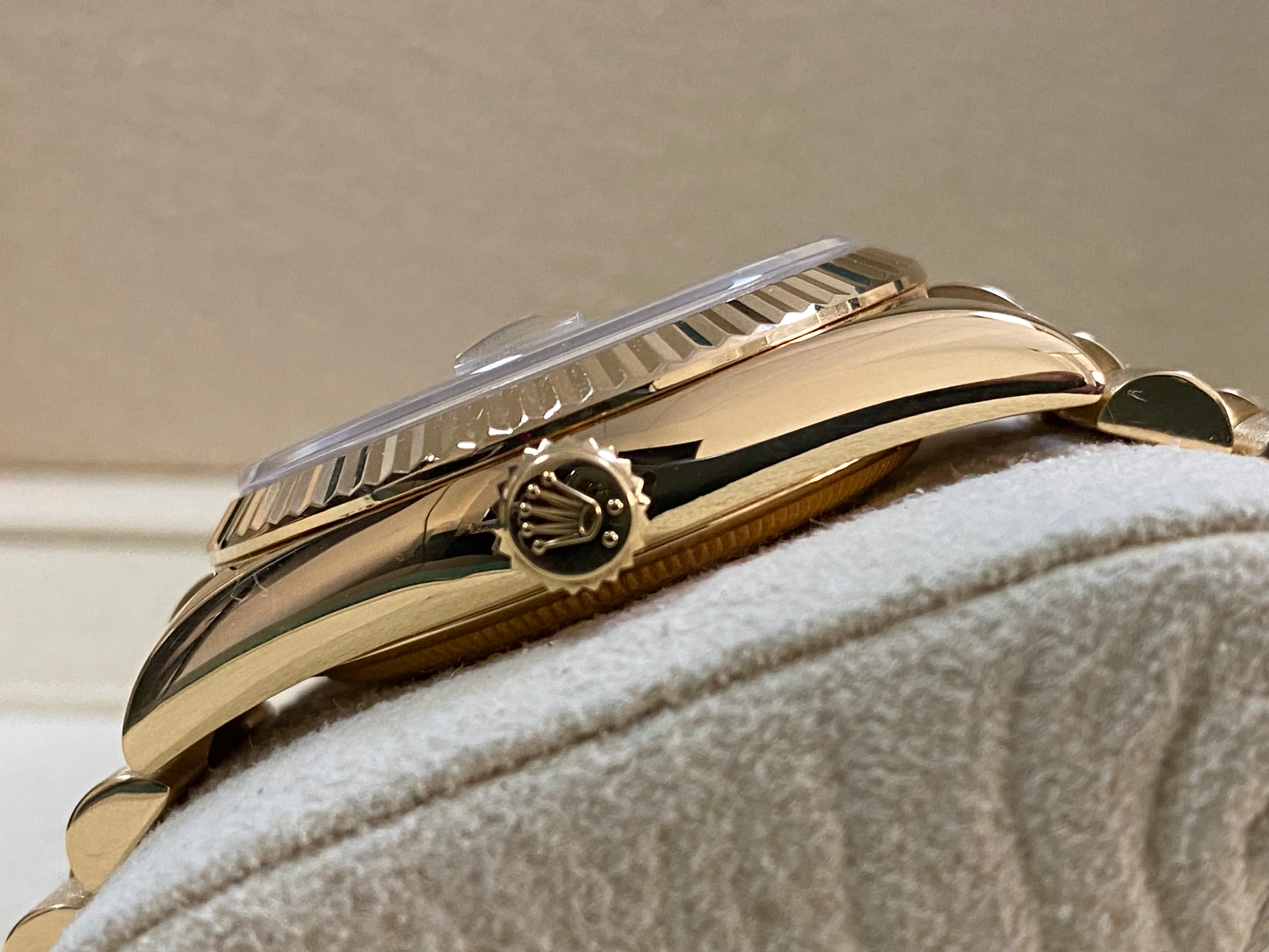 Rolex Yellow Gold Day-Date 36 - M serial - Fluted Bezel - Silver Index Dial - President Bracelet - 118238