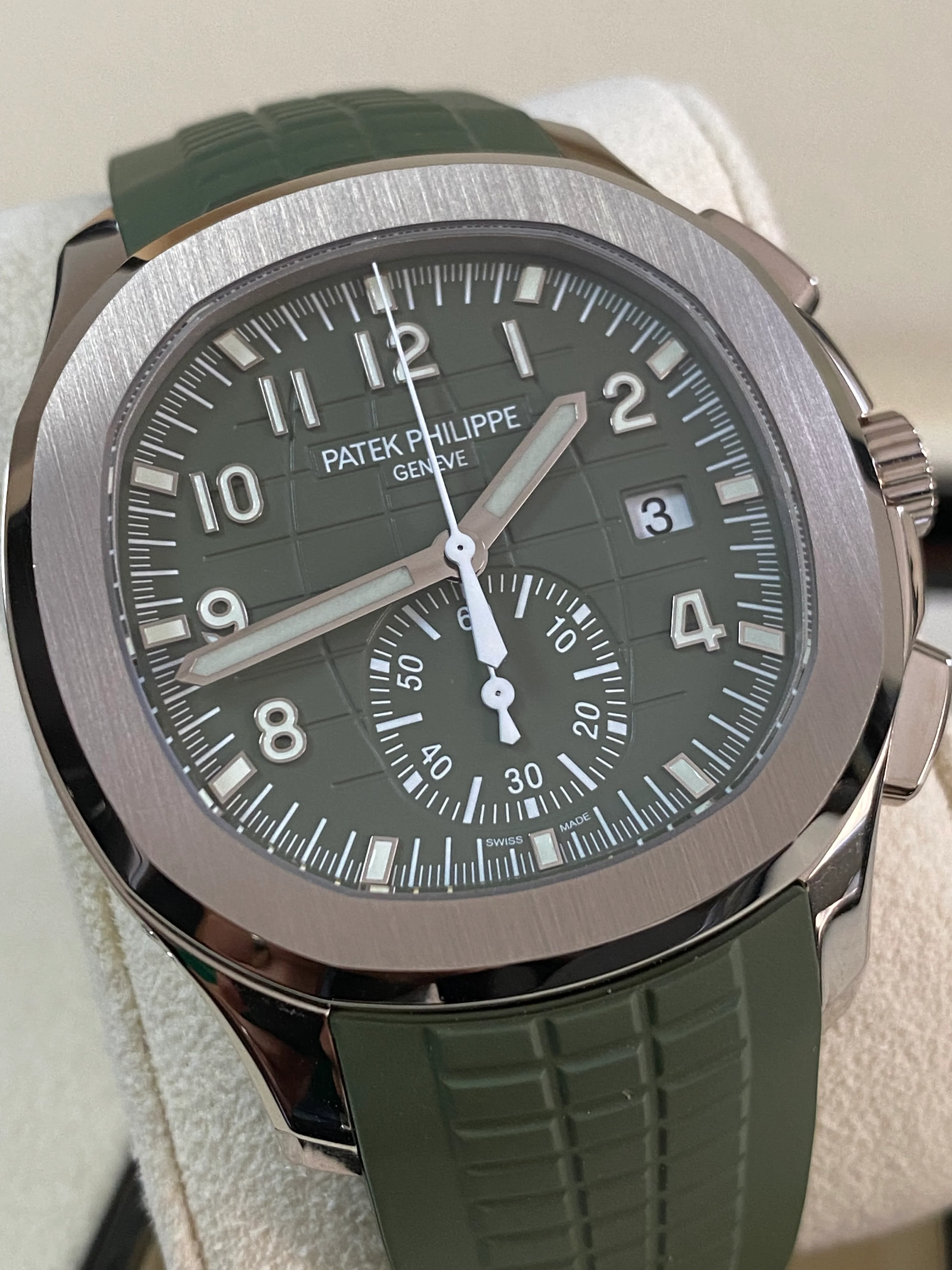 Patek Philippe Aquanaut White Gold - 2022 - 42.2 mm - Khaki Green Embossed Dial - 5968G-010 *FULL SET*