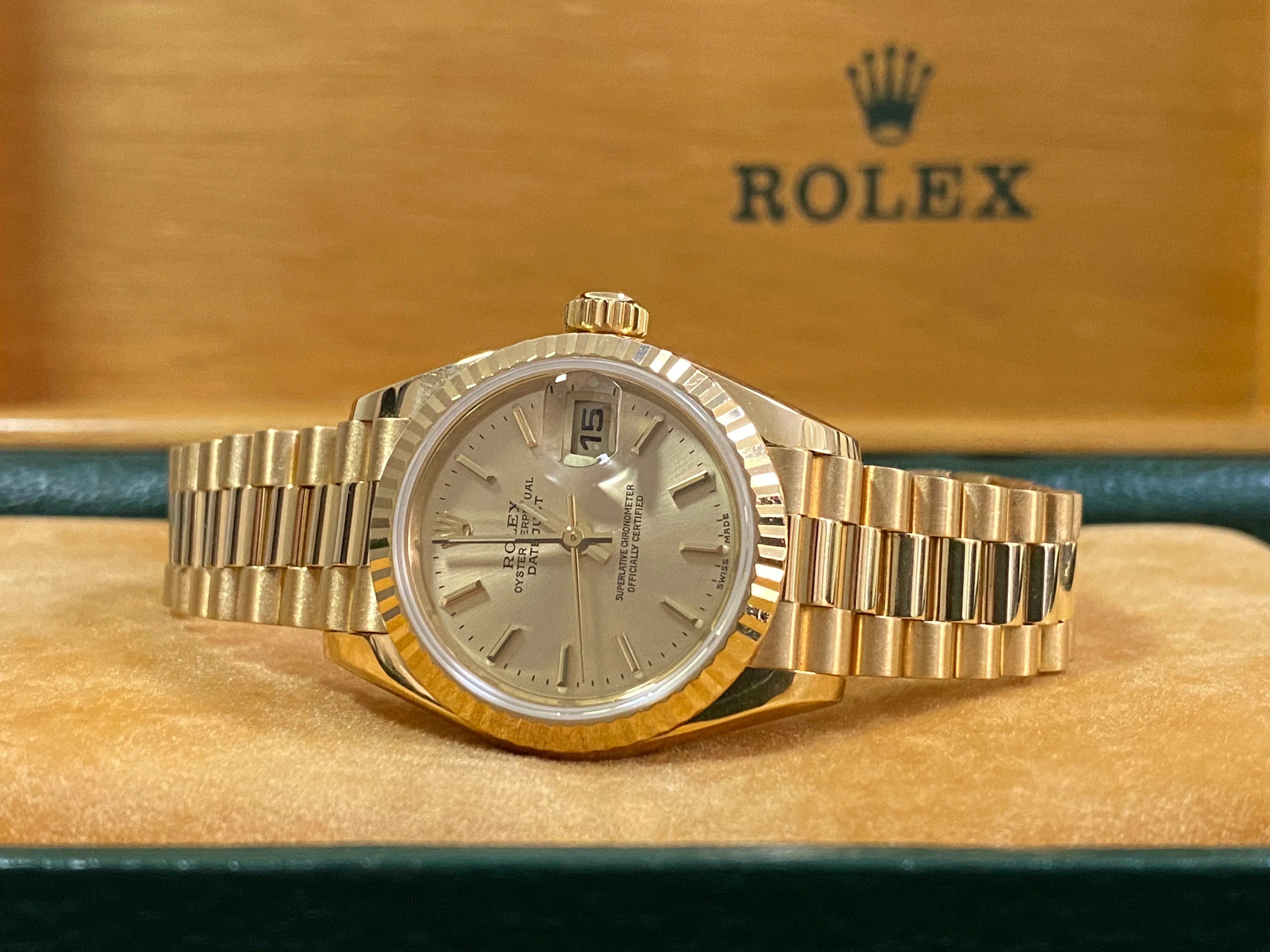 Rolex Yellow Gold Lady-Datejust 26 - L Serial - Fluted Bezel - Champagne Index Dial - President Bracelet - 69178