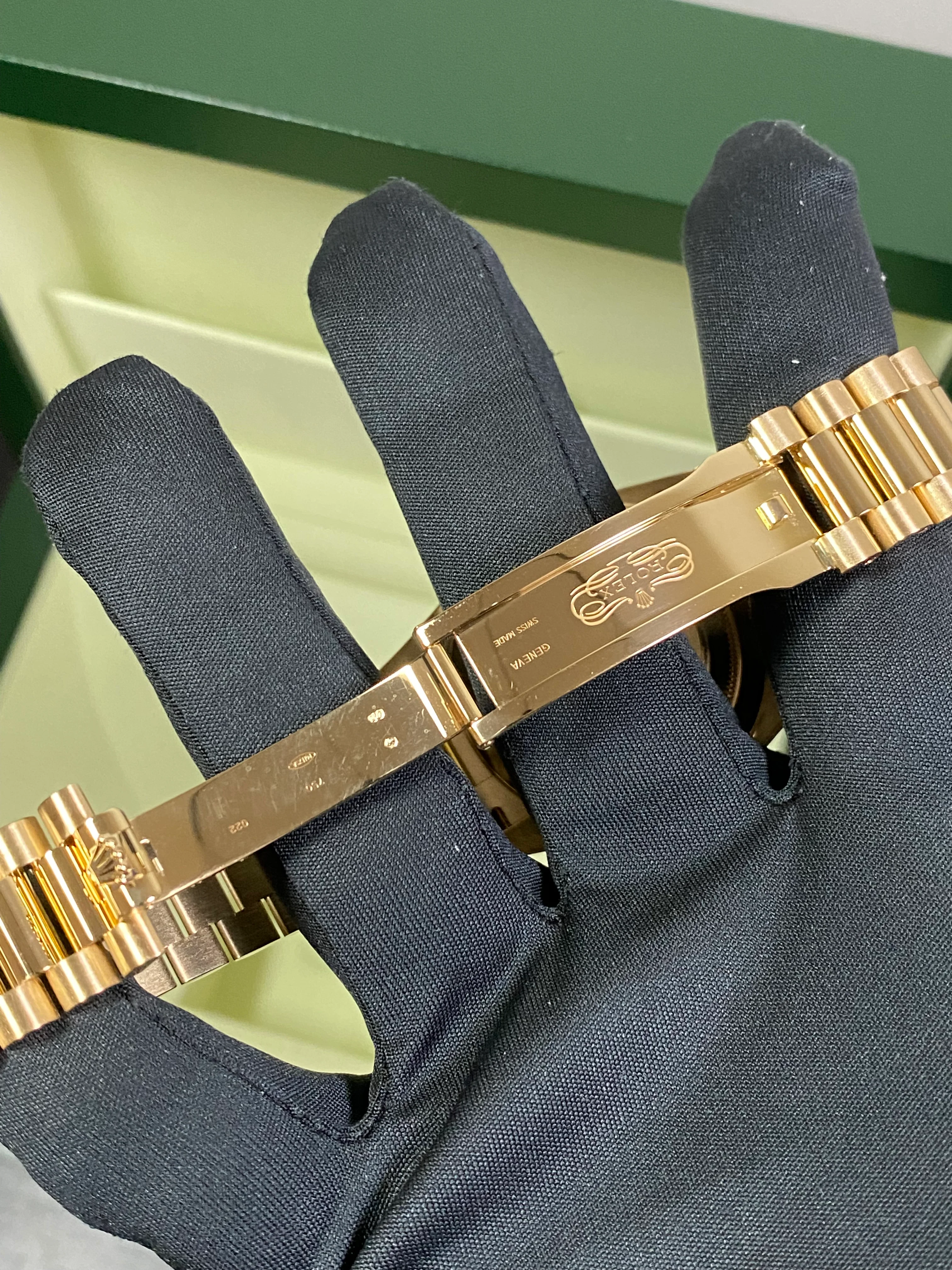 Rolex Yellow Gold Day-Date 40 - Fluted Bezel - Champagne Roman Dial - President Bracelet - 228238