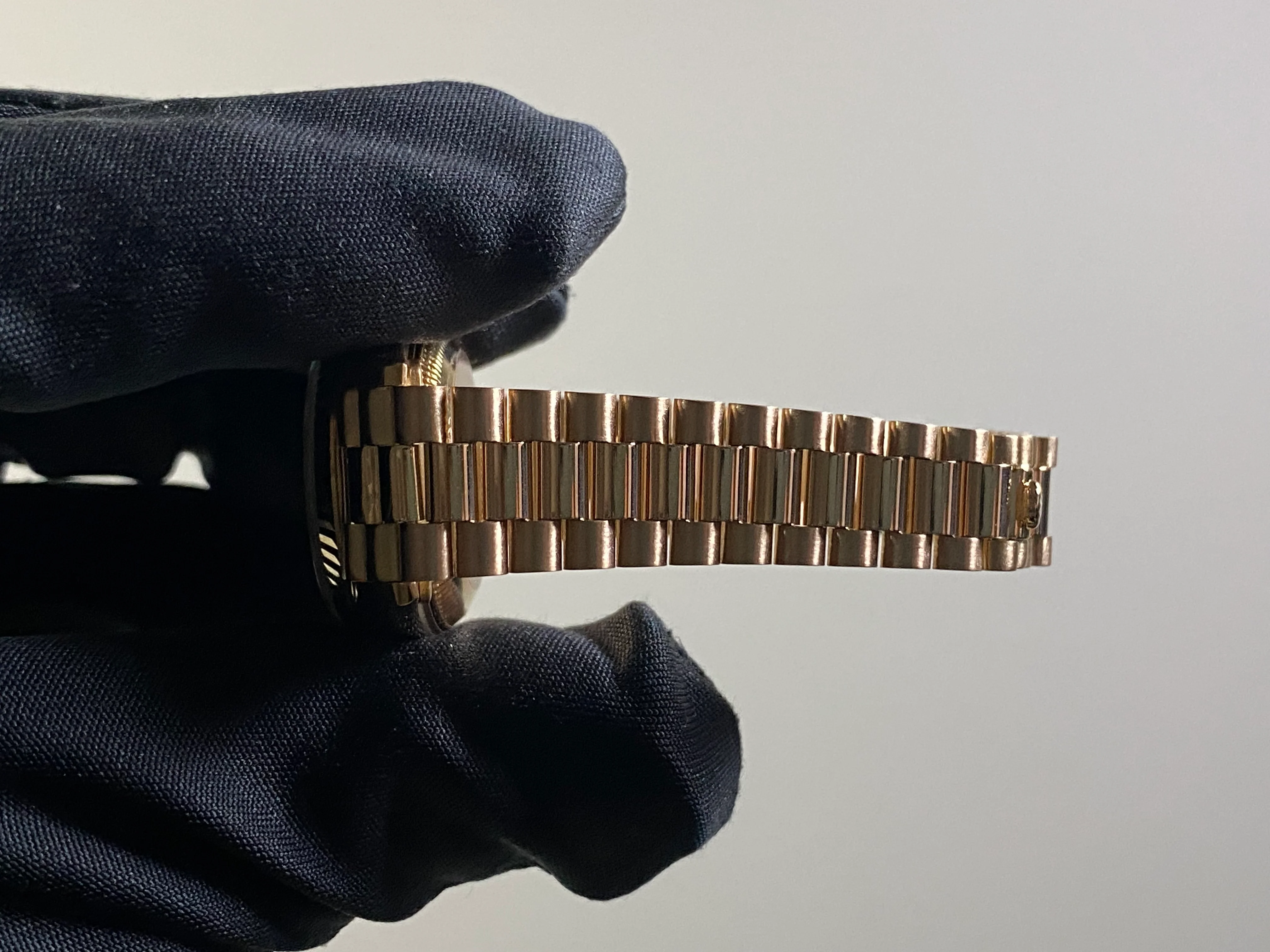 Rolex Yellow Gold Lady-Datejust 26 - N Serial - Fluted Bezel - Blue Vignette Diamond Dial - President Bracelet - 69178