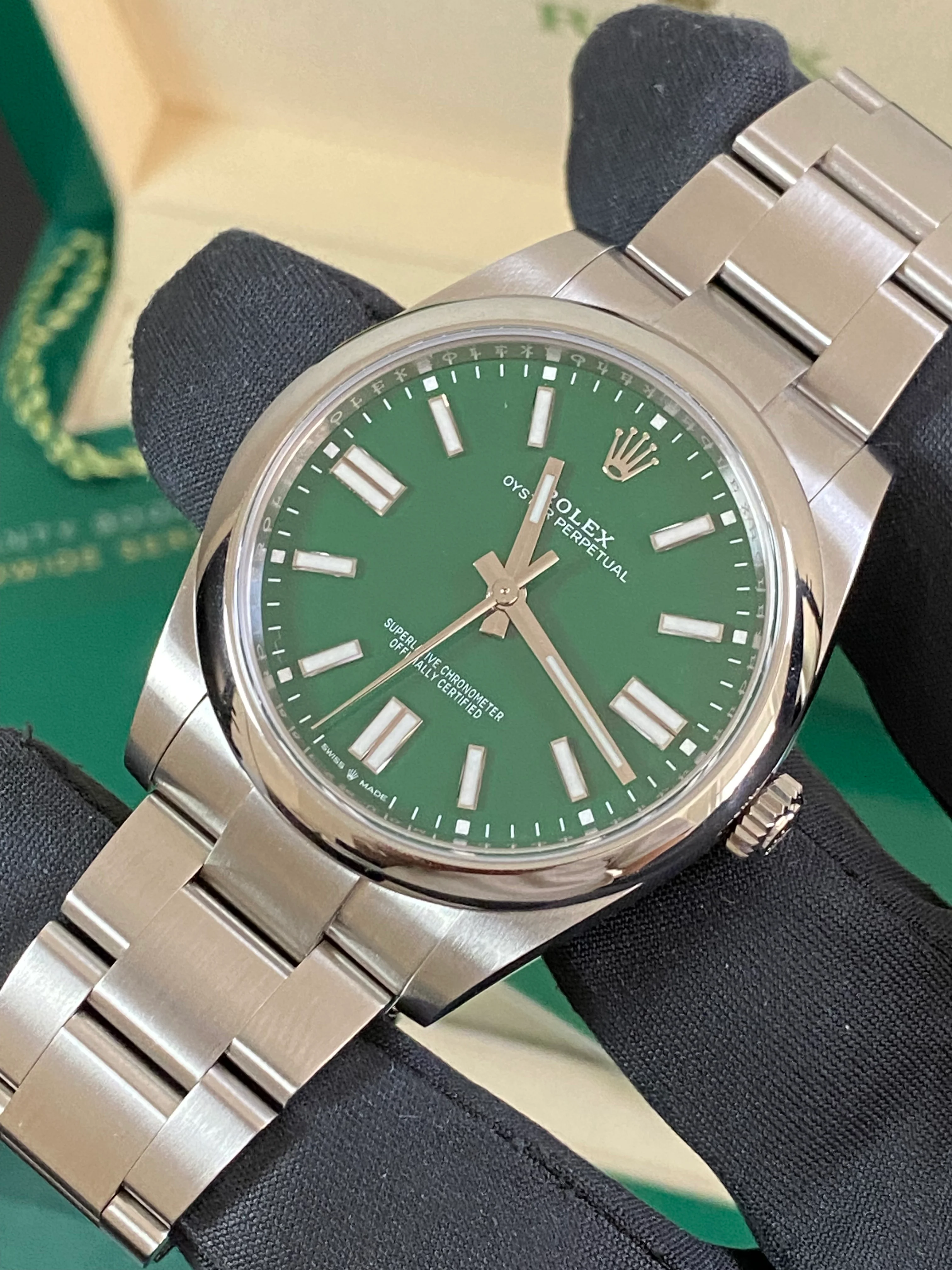 Rolex Oyster Perpetual 41 - 2024 - Domed Bezel - Green Index Dial - Oyster Bracelet - 124300 *COMPLETE SET*
