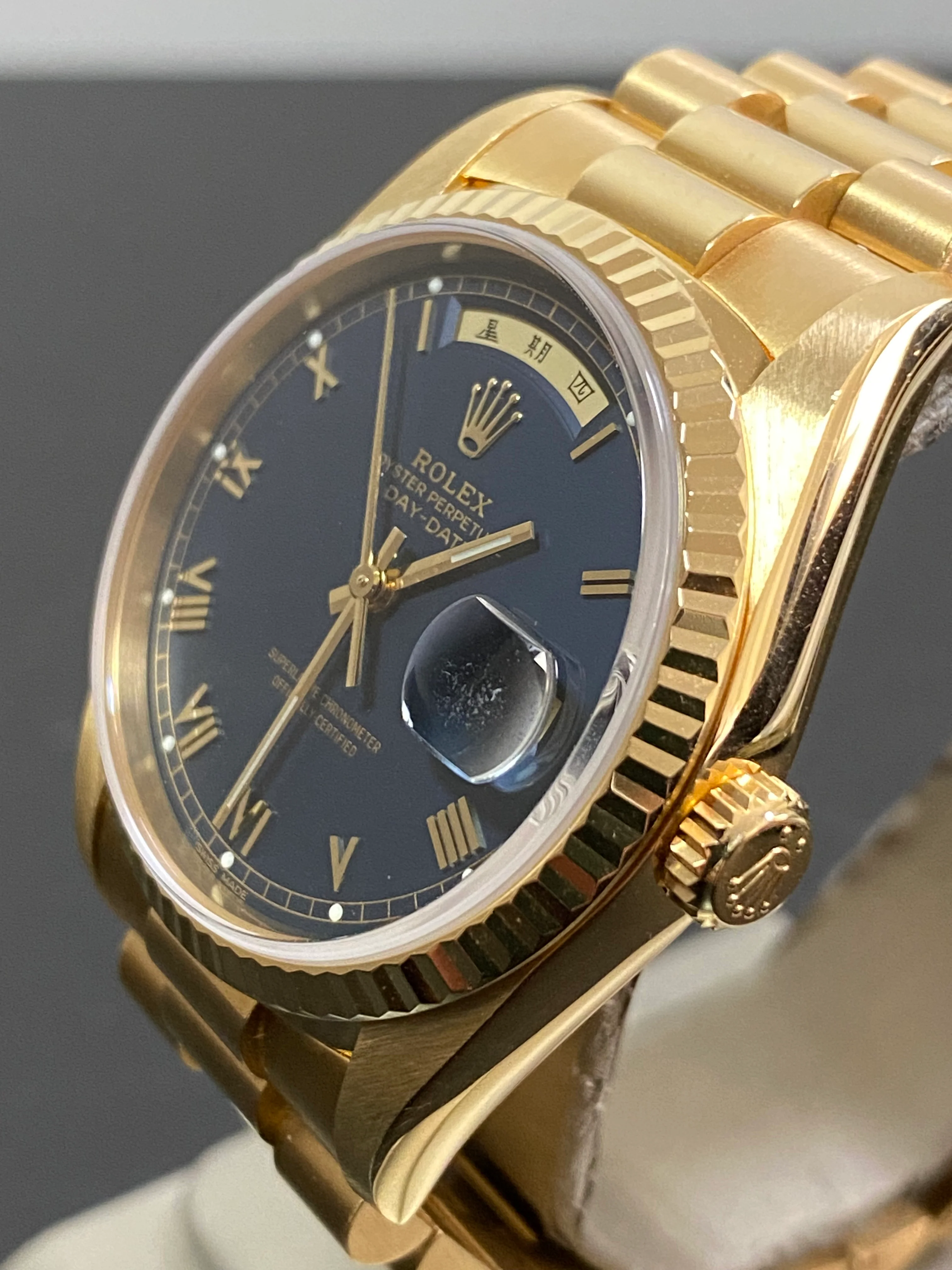 Rolex Yellow Gold Day-Date 36 - 1994 - Fluted Bezel - Blue Roman Dial - Mandarin Day&Date - President Bracelet - 18238