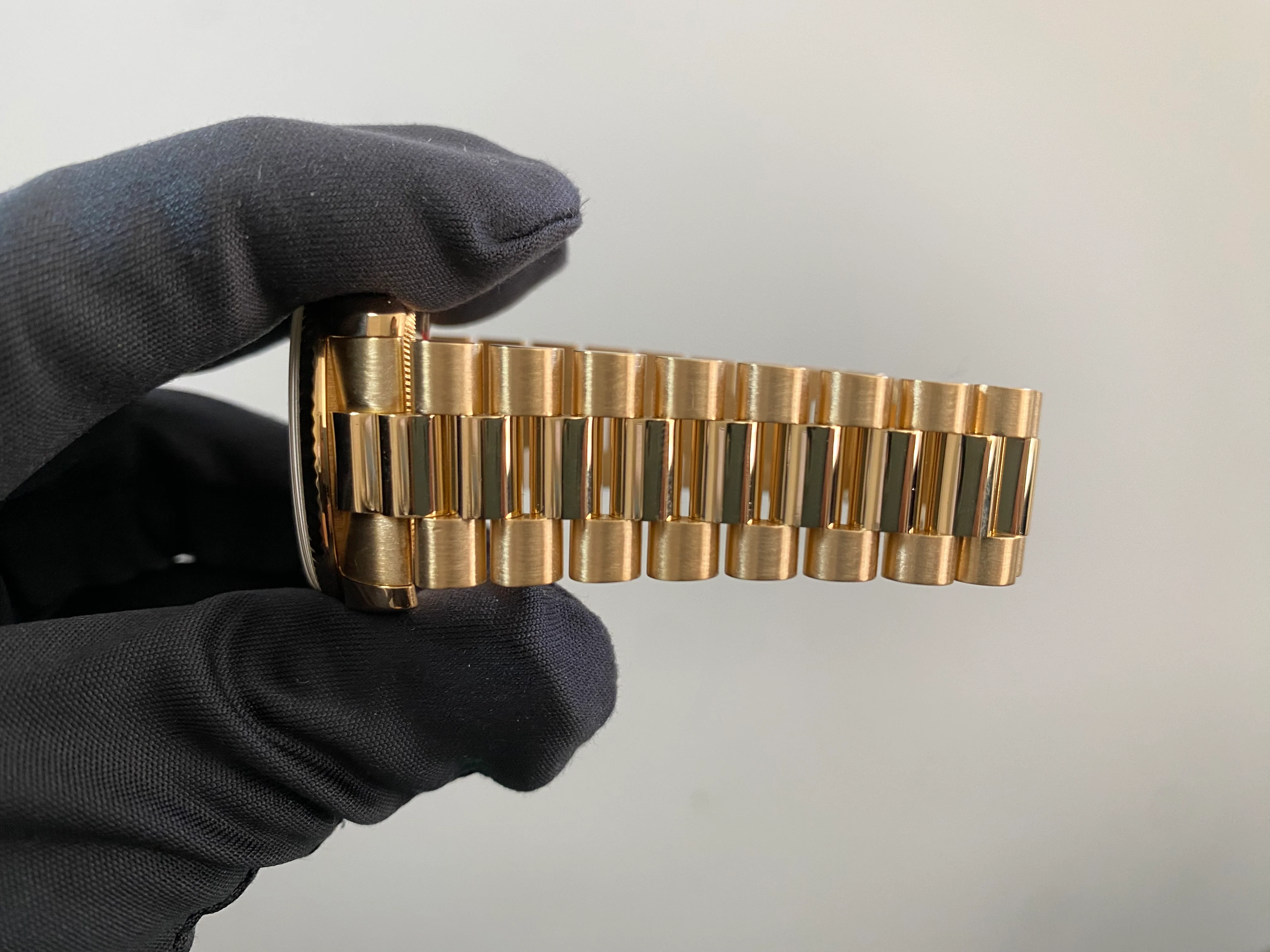Rolex Yellow Gold Day-Date 36 - Z serial - Fluted Bezel - Champagne Diamond Dial - President Bracelet - 118238 *FULL SET*