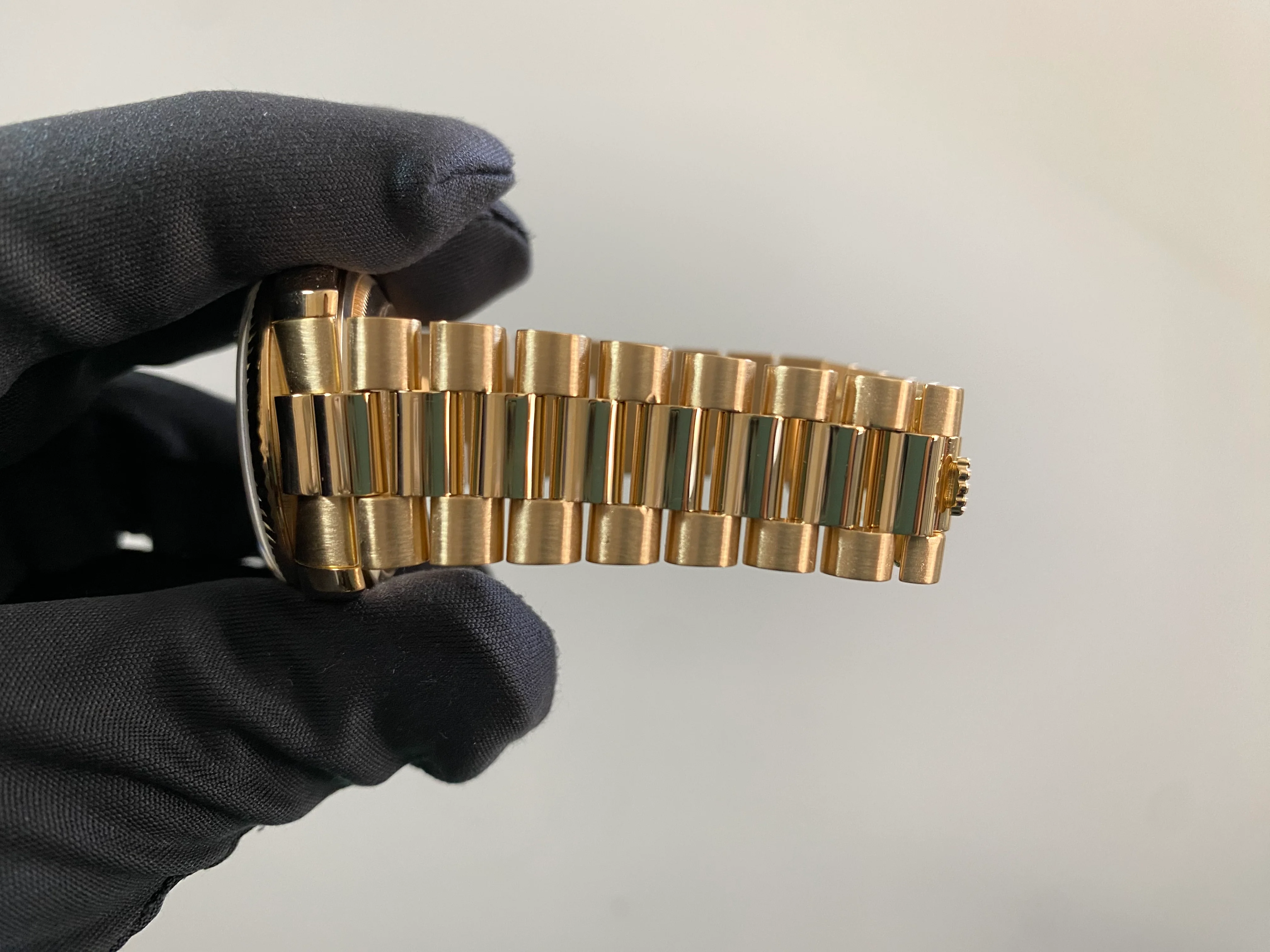 Rolex Yellow Gold Day-Date 36 - G serial - Fluted Bezel - Champagne Roman Dial - President Bracelet - 118238 *COMPLETE SET*