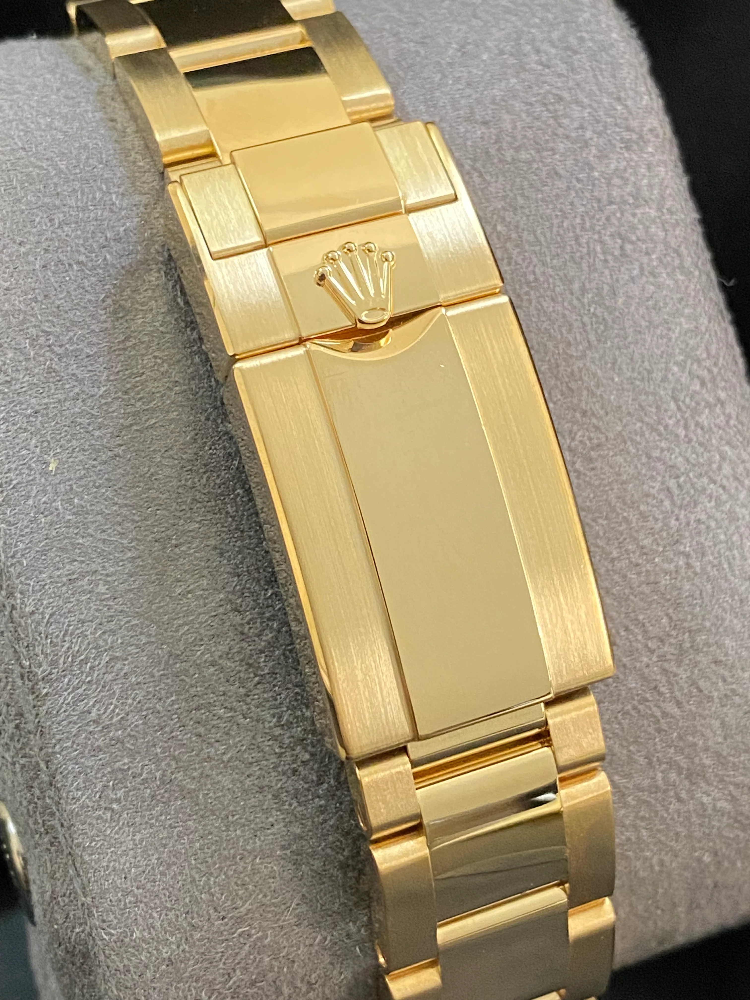 Rolex Yellow Gold Yacht-Master II - 2019 - White Dial - 116688 *FULL SET*